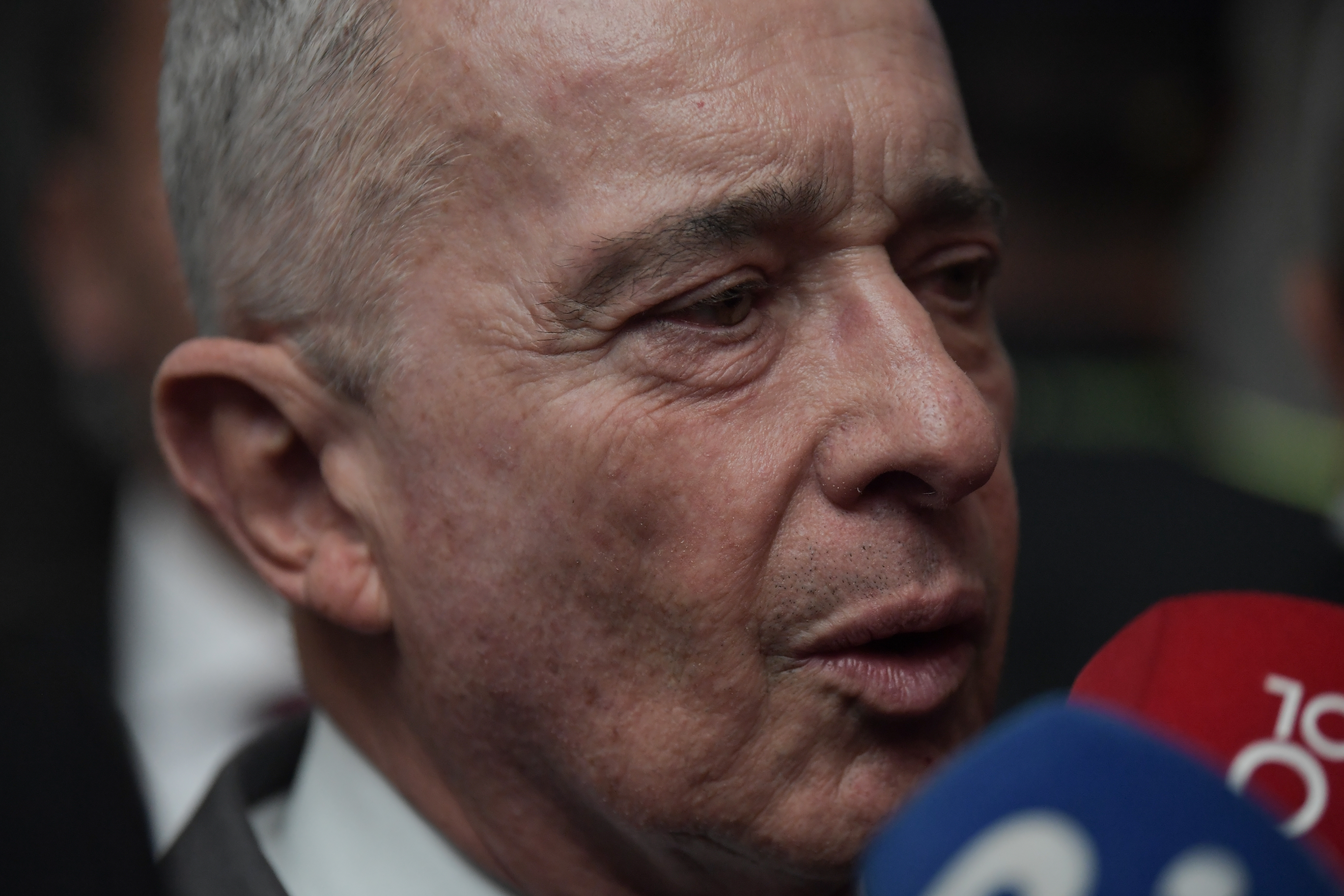 Tribunal concede medida cautelar a Uribe y se suspende el juicio por 10 días