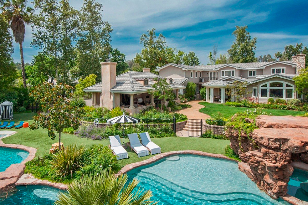 Angelina Jolie se mudó a una enorme mansión en Los Ángeles. La casa cuenta con 6 habitaciones, 8 baños, piscina y cocina al aire libre
