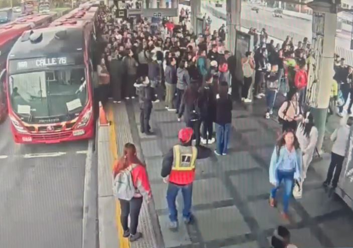 Atrapan a mujer vestida de enfermera con seis celulares robados en Transmilenio