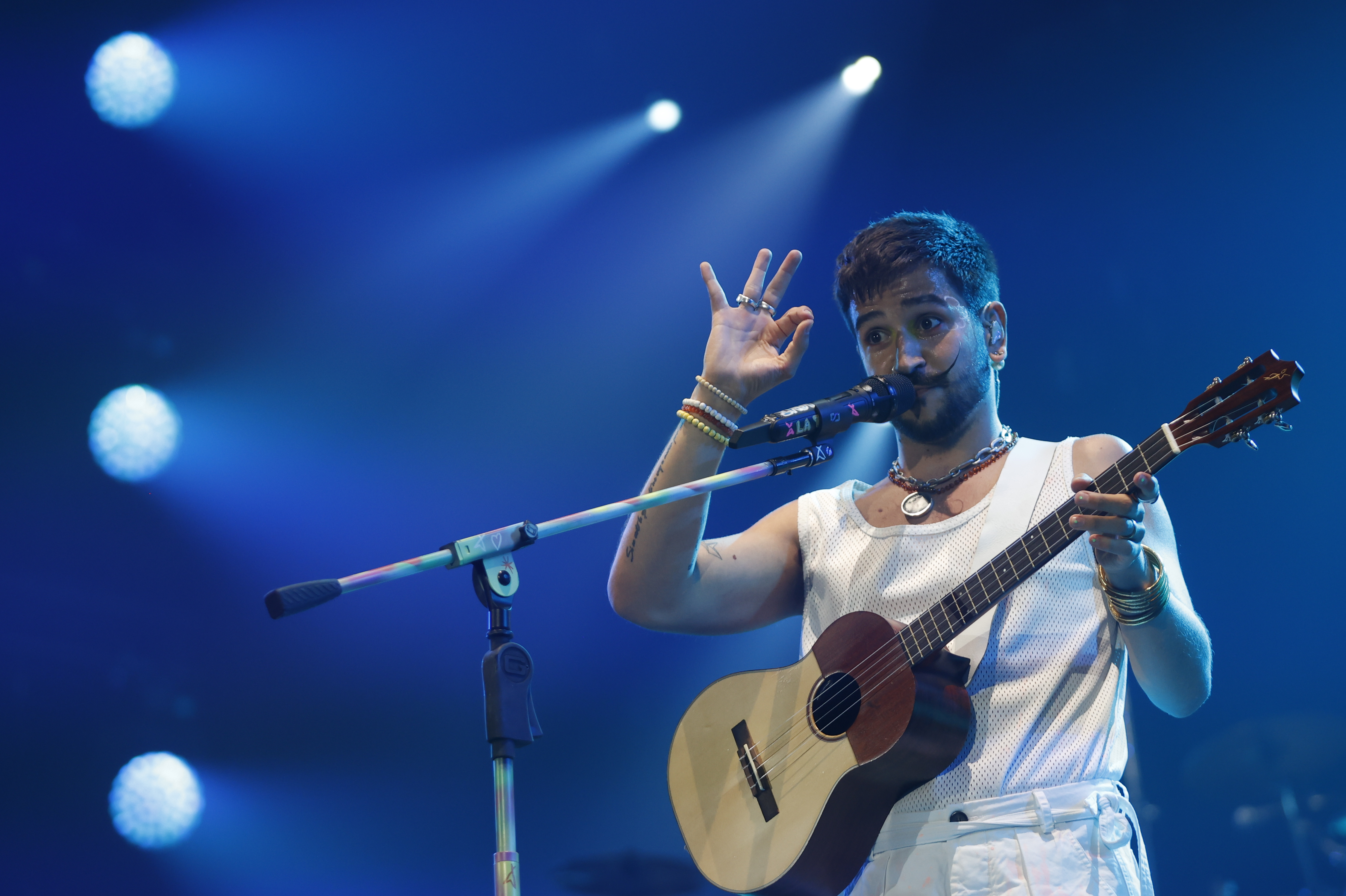 Video: Camilo cambia los pañales de Índigo en sus conciertos