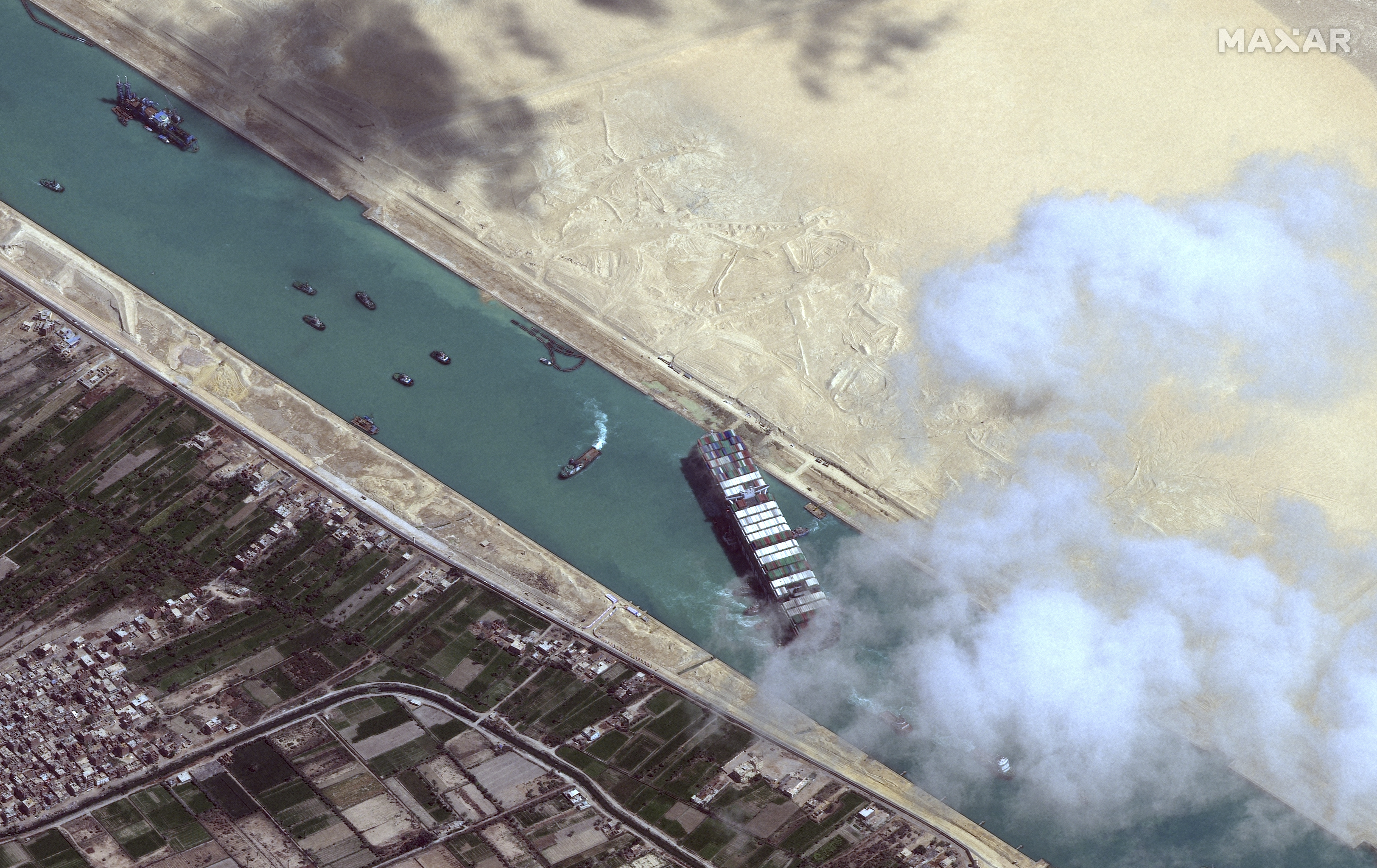 Canal del Suez: comienza la reorientación de buque encallado para desbloquear el paso