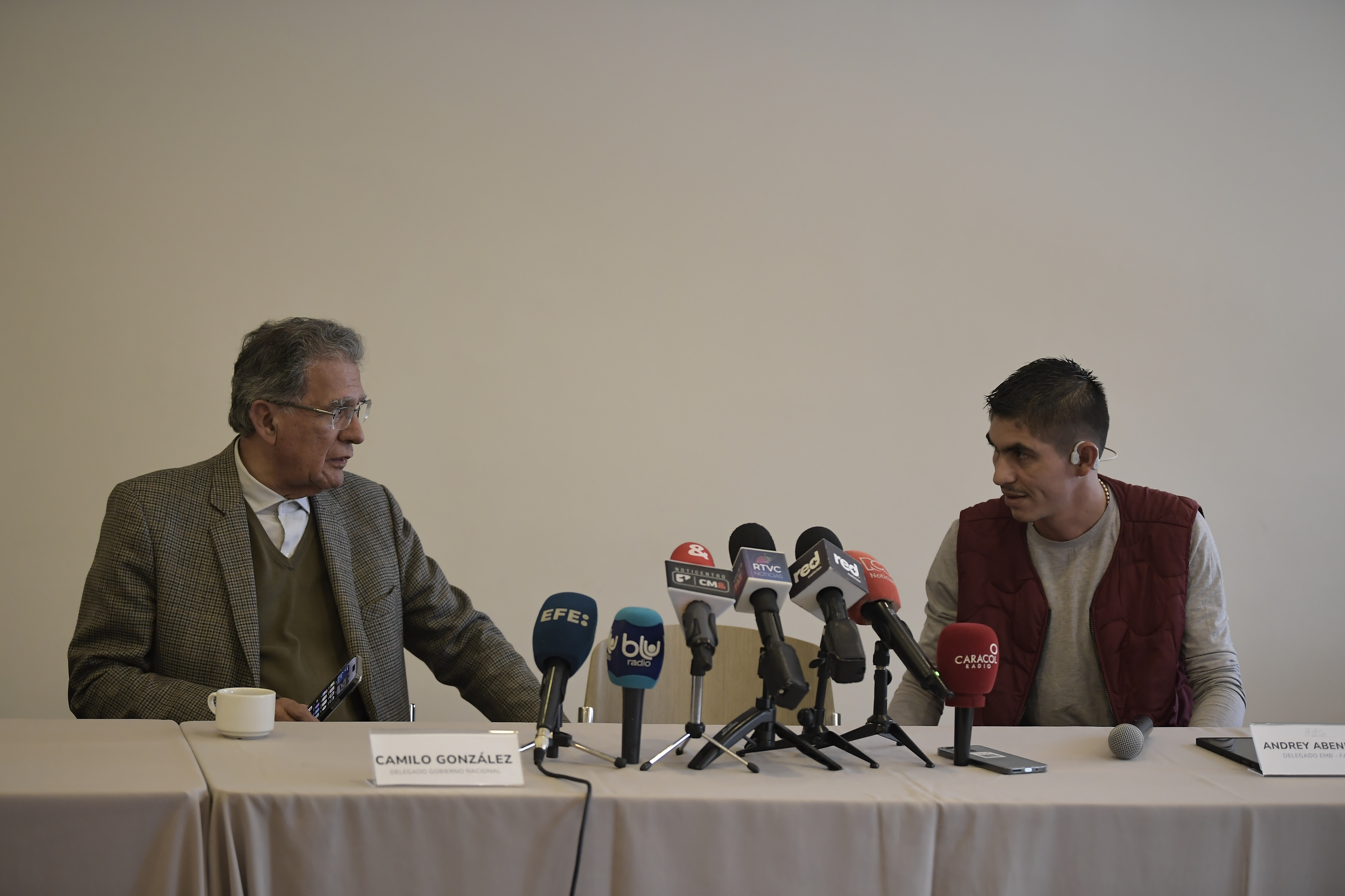 Jefe negociador del gobierno y Andrey Avendaño Guevara, delegado del Estado Mayor de Bloques (EMB), durante rueda de prensa luego del sexto ciclo de diálogos entre el Gobierno y las disidencias de Calarcá Córdoba (izq-der).