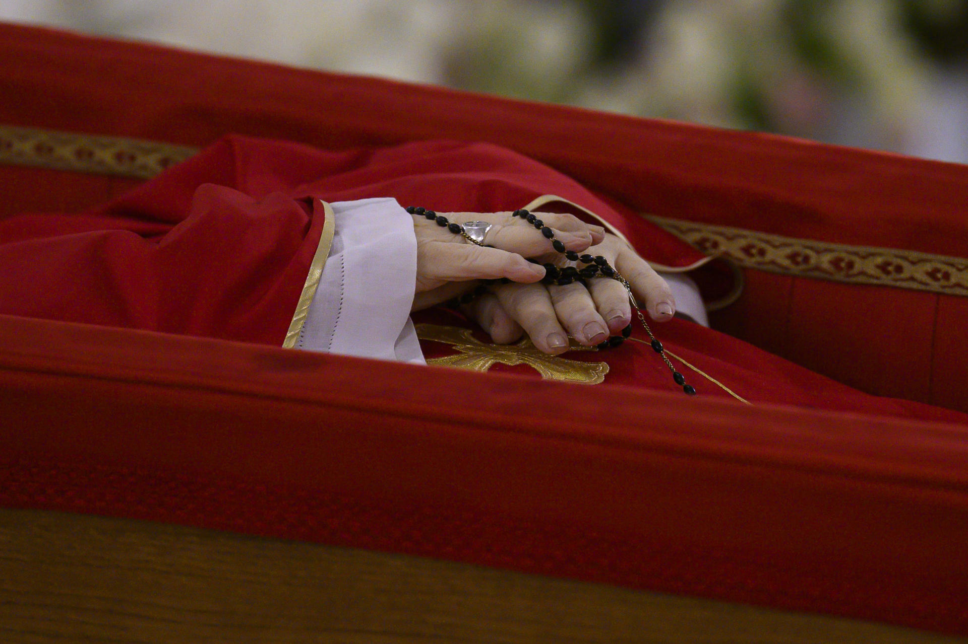 CIUDAD DEL VATICANO, 22/04/2025.- El Vaticano difundió este martes las primeras imágenes del papa Francisco, fallecido este lunes a los 88 años, en el féretro de madera en la capilla de la que fue su residencia, la Casa Santa Marta. El papa descansa sobre un féretro de madera forrado de terciopelo rojo con una casulla purpura y una mitra blanca y en las manos lleva un rosario. EFE/Simone Risoluti/Dicasterio para La Comunicación De La Santa Sede SOLO USO EDITORIAL/SOLO DISPONIBLE PARA ILUSTRAR LA NOTICIA QUE ACOMPAÑA (CRÉDITO OBLIGATORIO)