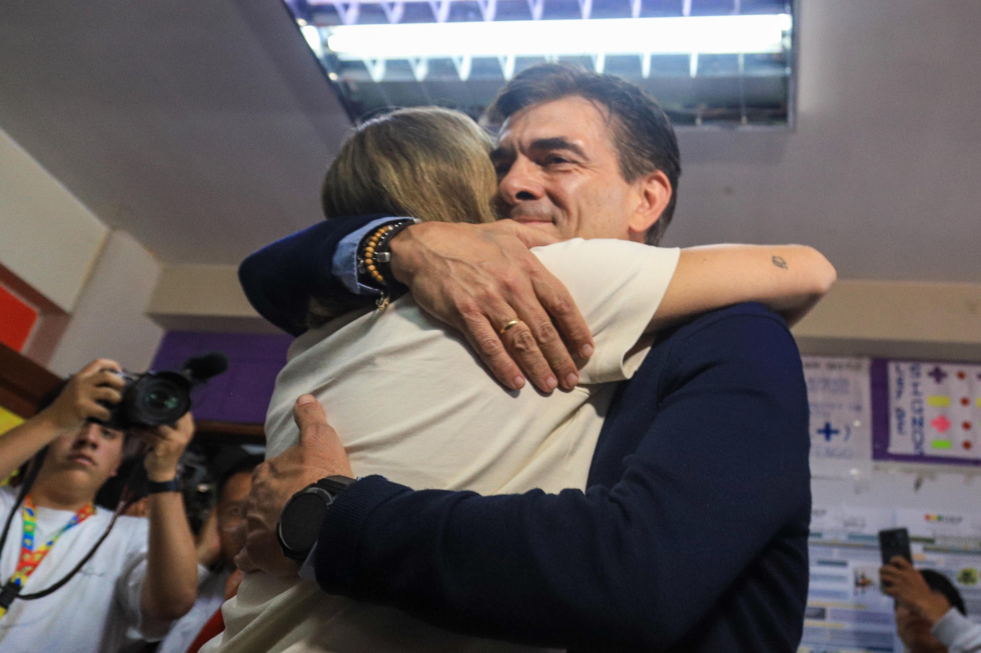 AME9738. LA PAZ (BOLIVIA), 19/10/2025.- El candidato a la Presidencia de Bolivia por el Partido Demócrata Cristiano (PDC), Rodrigo Paz, abraza a una mujer este domingo, en la segunda vuelta electoral, en La Paz (Bolivia). EFE/ Gabriel Márquez