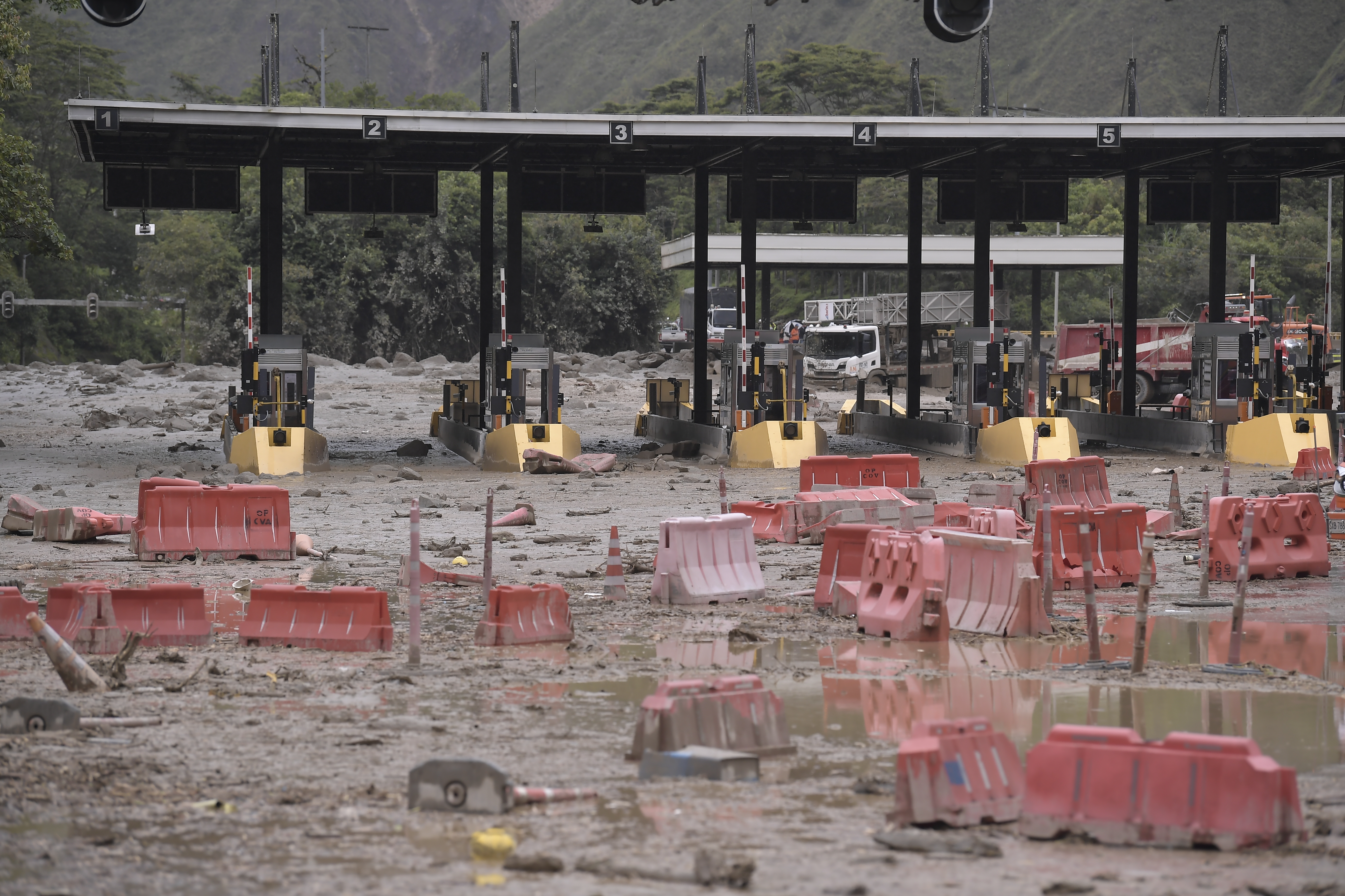 En la madrugada de este martes 18 de julio de 2023, una avalancha se presentó en la vereda Naranjal del municipio de Quetame, Cundinamarca, en inmediaciones del peaje del sector que comunica a Bogotá con Villavicencio.