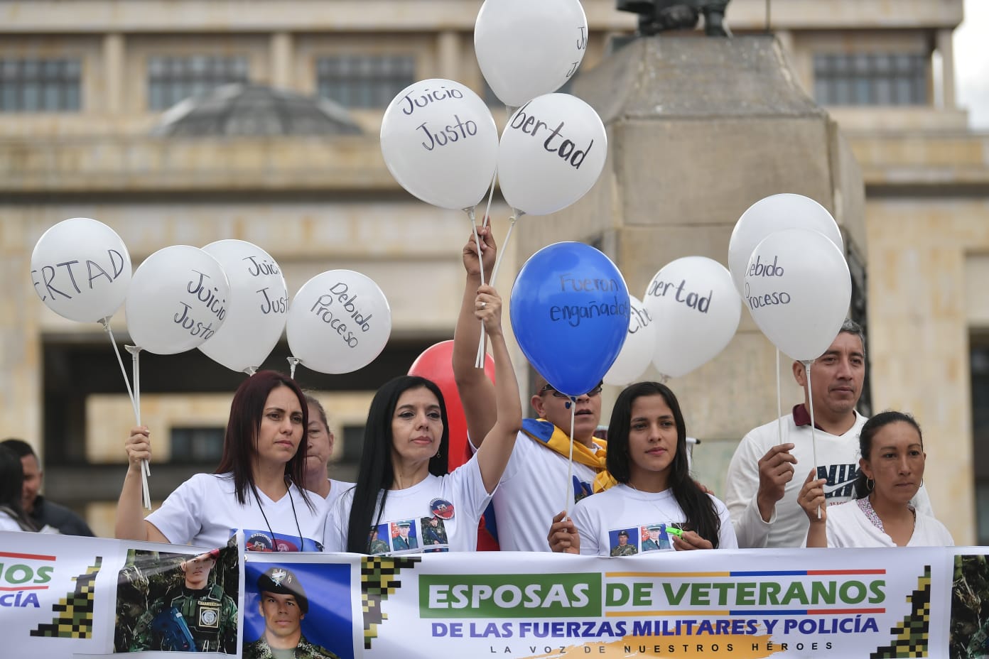 Protesta pacífica en la Plaza de Bolívar de familiares de los militares señalados de asesinar a Jovenel Moise.