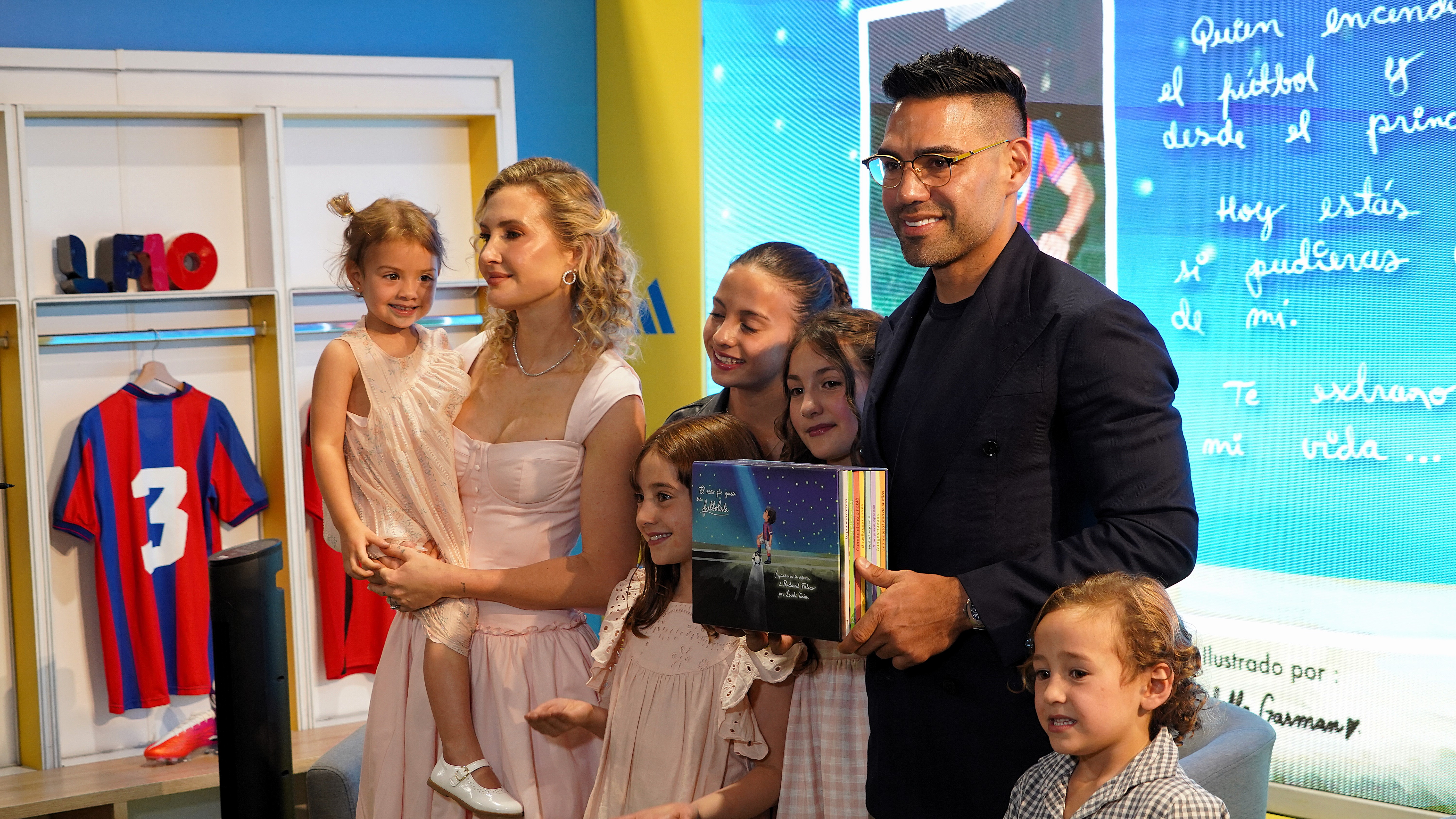 Radamel Falcao García y Lorelei Tarón junto a sus cinco hijos durante el lanzamiento de la colección.