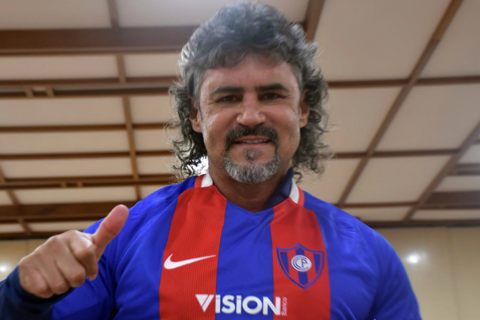 Cerro Porteño oficializó a Leonel Álvarez como su nuevo DT