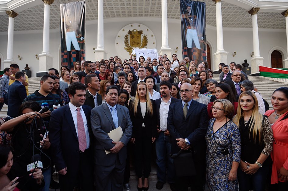 Oposición venezolana, contra las cuerdas tras bloqueo judicial a Parlamento
