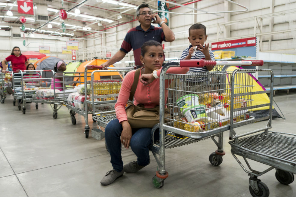 Según el Fondo Monetario Internacional, la inflación venezolana al terminar el año será del 720 %.   / Reuters
