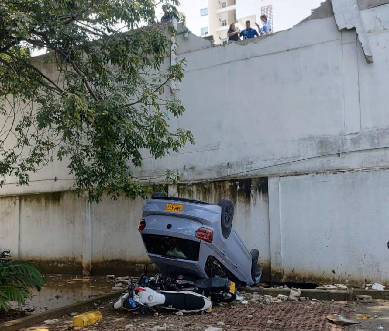 Lo que se sabe del carro que cayó desde un tercer piso en Cartagena