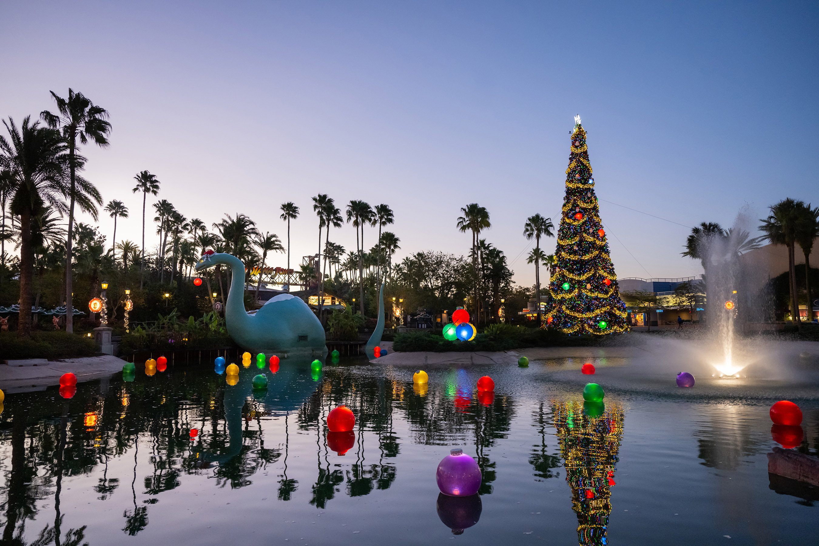 Mientras Disney celebra Halfway to the Holidays, la alegría festiva ya está en el aire en Walt Disney World Resort.