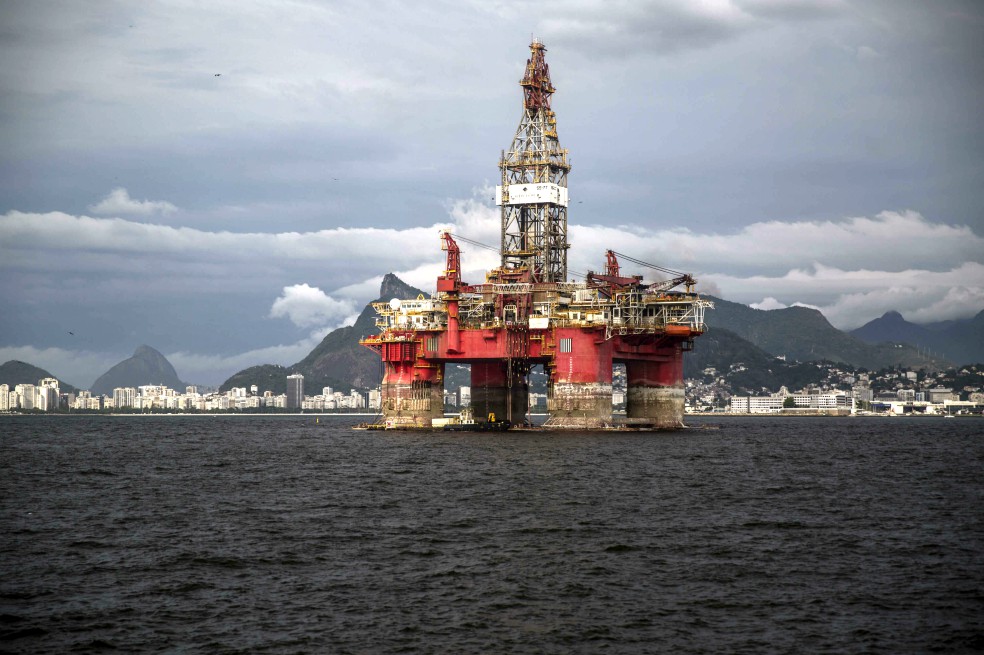 Precios del petróleo caen a su nivel más bajo en 21 años
