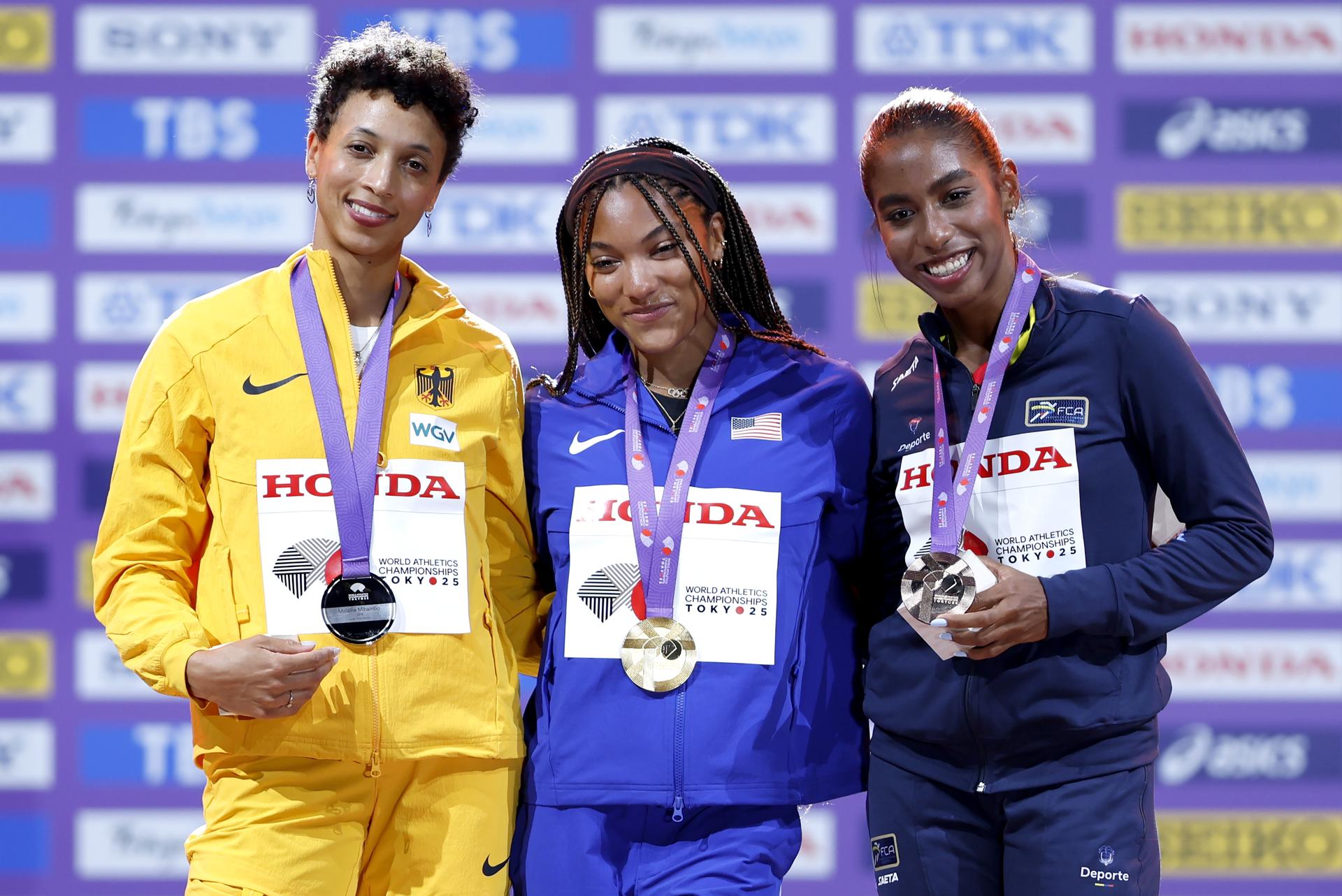 TOKYO (Japan), 15/09/2025.- Gold medalist Tara Davis-Woodhall (C) of the USA, silver medalist Malaika Mihambo (L) of Germany and bronze medalist Natalia Linares of Colombia during the medal ceremony for the Women's Long Jump at the World Athletics Championships 2025 in Tokyo, Japan, 15 September 2025. (Mundial de Atletismo, Salto de longitud, Alemania, Japón, Tokio) EFE/EPA/KIYOSHI OTA