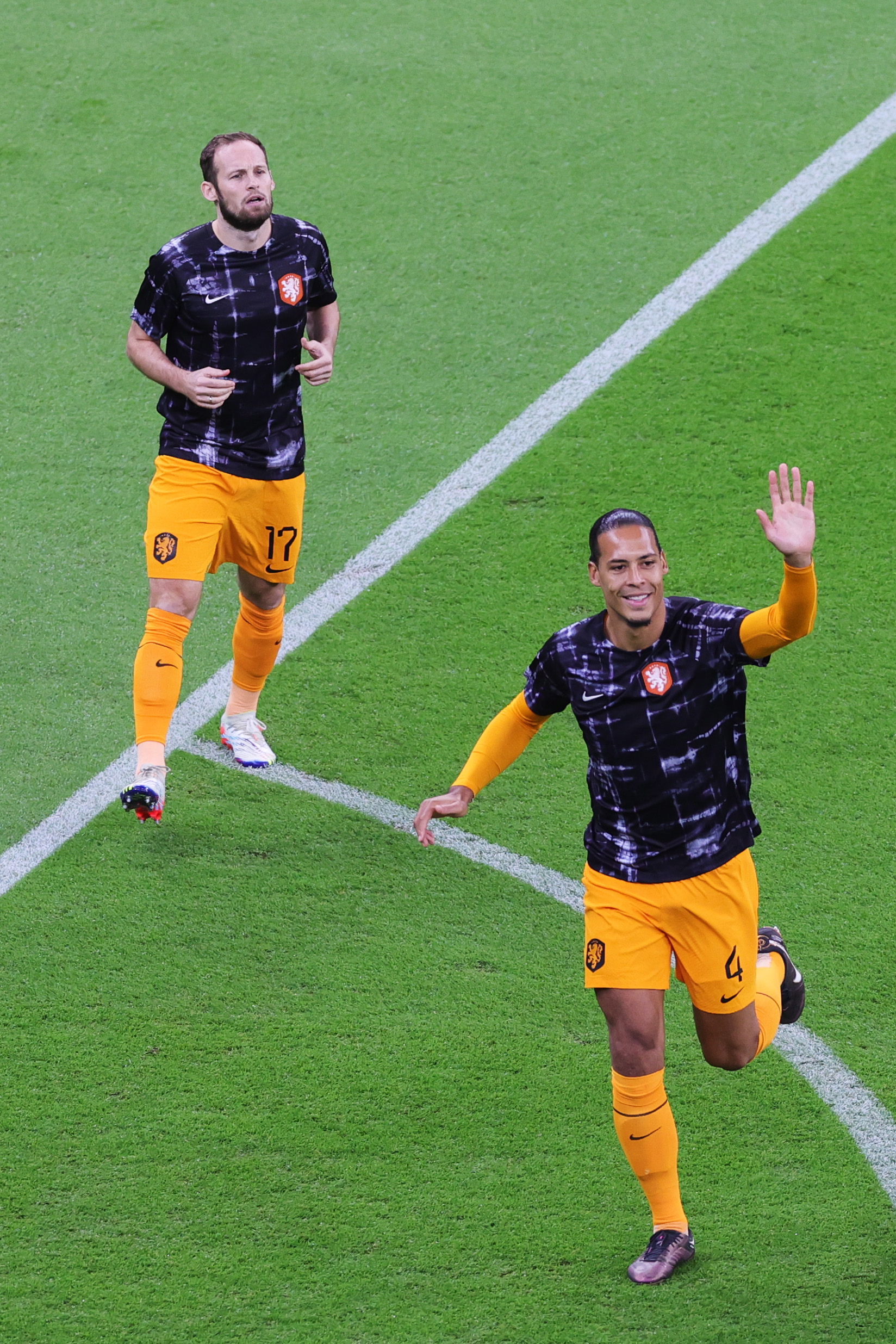 Lusail (Qatar), 09/12/2022.- Virgil van Dijk and Daley Blind of the Netherlands warm up ahead of the FIFA World Cup 2022 quarter final soccer match between the Netherlands and Argentina at Lusail Stadium in Lusail, Qatar, 09 December 2022. (Mundial de Fútbol, Países Bajos; Holanda, Estados Unidos, Catar) EFE/EPA/Abir Sultan