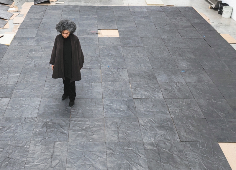 Dice Granés que en Fragmentos, el contramonumento hecho por Doris Salcedo con armas de las Farc en el centro de Bogotá, "la víctima logra desfogarse, ser llorada o ganar visibilidad, pero no puede dejar de ser víctima". / Cortesía: Doris Salcedo
