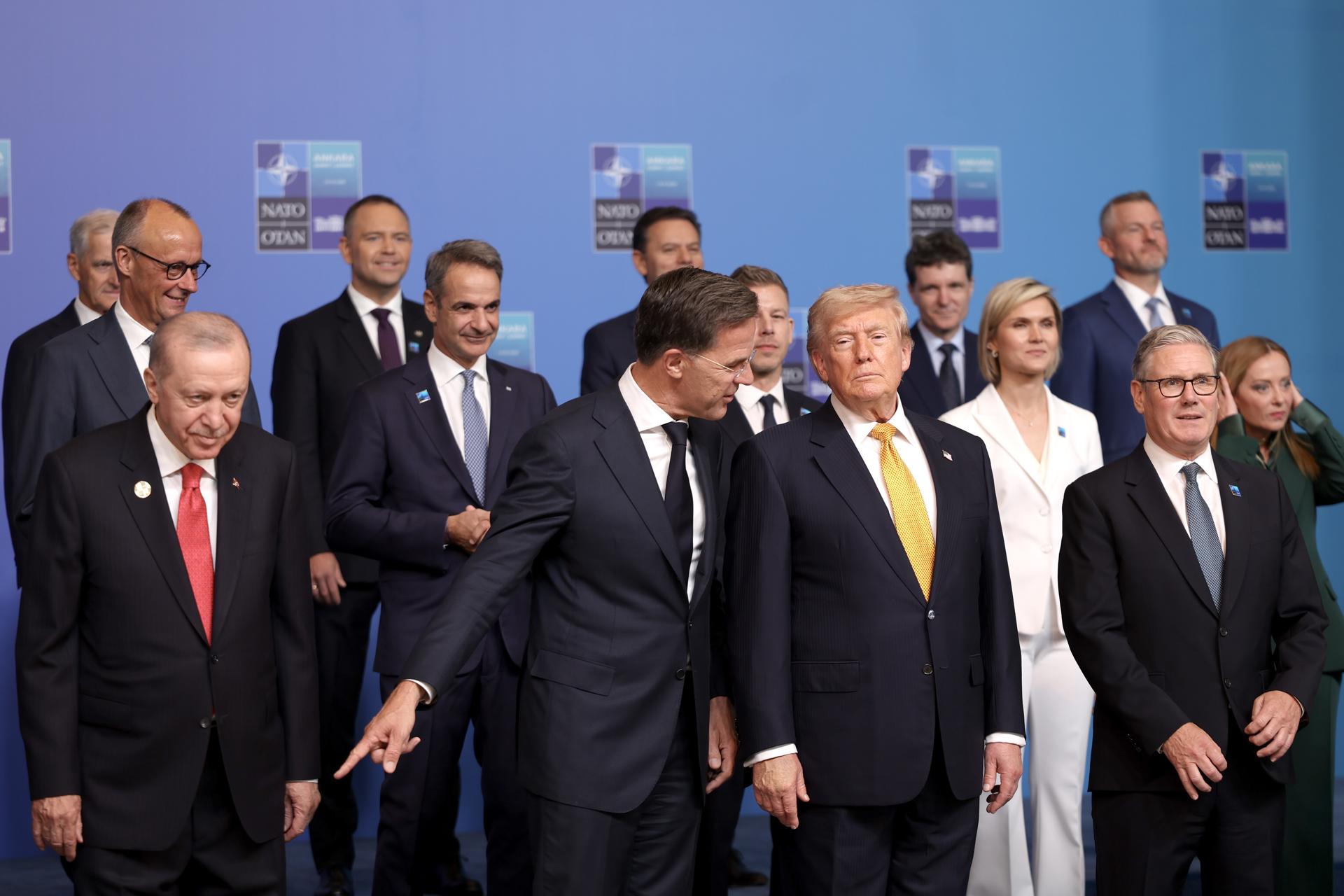 ANKARA (Turkey), 08/07/2026.- (L-R) Turkish President Recep Tayyip Erdogan, NATO Secretary General Mark Rutte, US President Donald Trump and UK Prime Minister Keir Starmer prepare for a group photo during the 2026 NATO Summit in Ankara, Turkey, 08 July 2026. The NATO Summit takes place from 07-08 July. (Turquía) EFE/EPA/GEORGI LICOVSKI