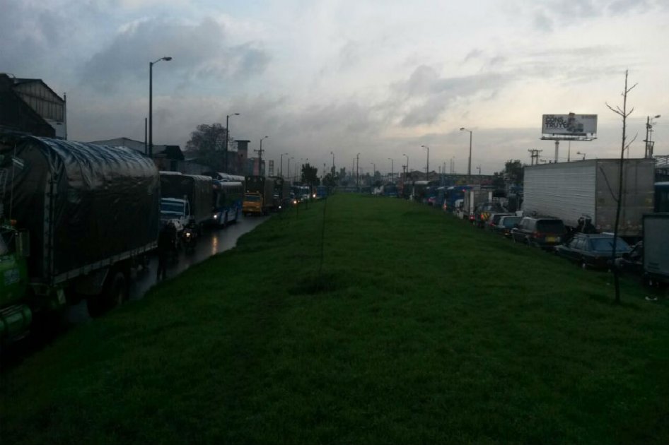 Accidente de tránsito paraliza movilidad en la Av. Cali con Calle 13