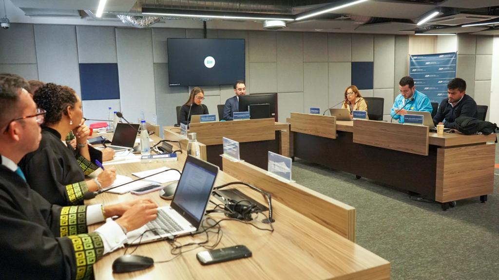 En la audiencia de las víctimas del caso de secuestro pidieron mayor aporte a la verdad, búsqueda de desaparecidos y un más amplio reconocimiento de responsabilidad por parte de los exjefes de las FARC.