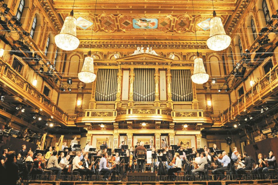 El famoso director argentino-israelí Daniel Barenboim (centro), en pleno ensayo del concierto de Año Nuevo 2014 que la Orquesta Filarmónica de Viena dará en la capital de Austria. El tradicional concierto del 1° de enero conmemorará en esta ocasión el comienzo de la Primera Guerra Mundial (1914-1918) y la obra del compositor Richard Strauss, nacido hace 150 años. / EFE