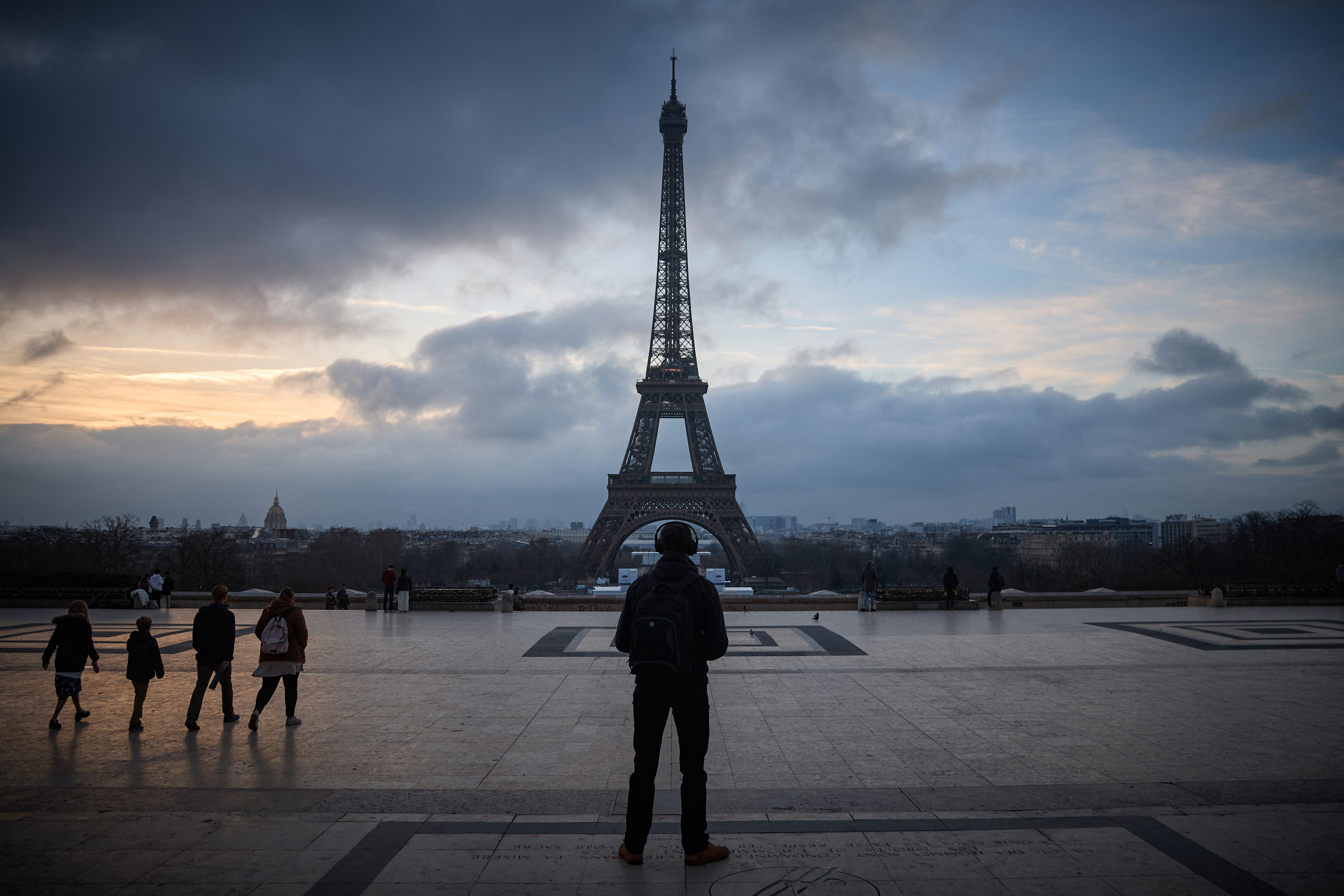 Turistas “desolados” ante el cierre de la torre Eiffel por huelga