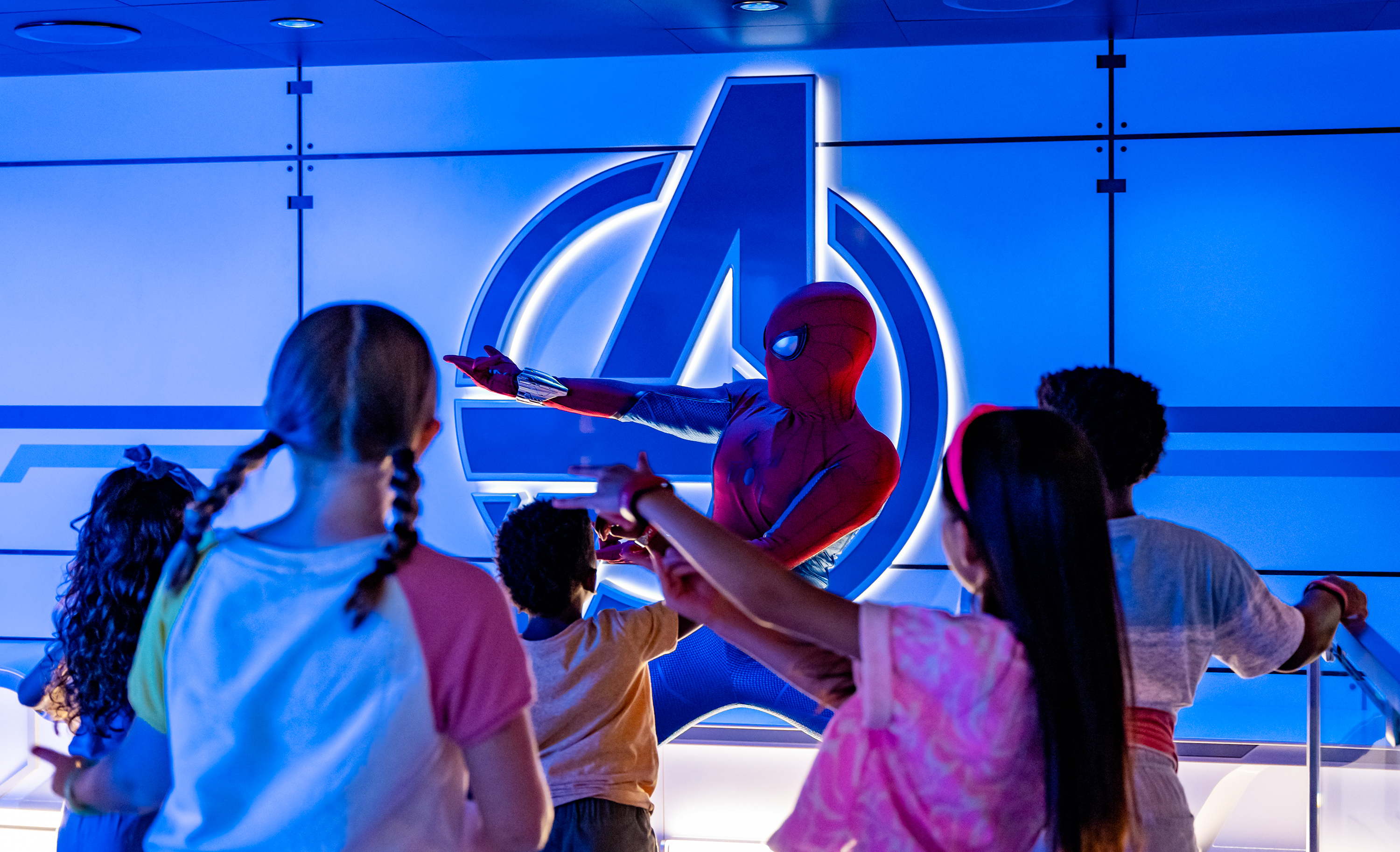 Marvel Super Hero Academy es un espacio donde los niños de 3 a 12 años están invitados a entrar en acción y entrenar junto a algunos de sus superhéroes favoritos de Marvel como Spider-Man, Black Panther, Ant-Man y The Wasp.