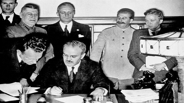 Los firmantes del pacto Molotov-Ribbentrop en 1939
