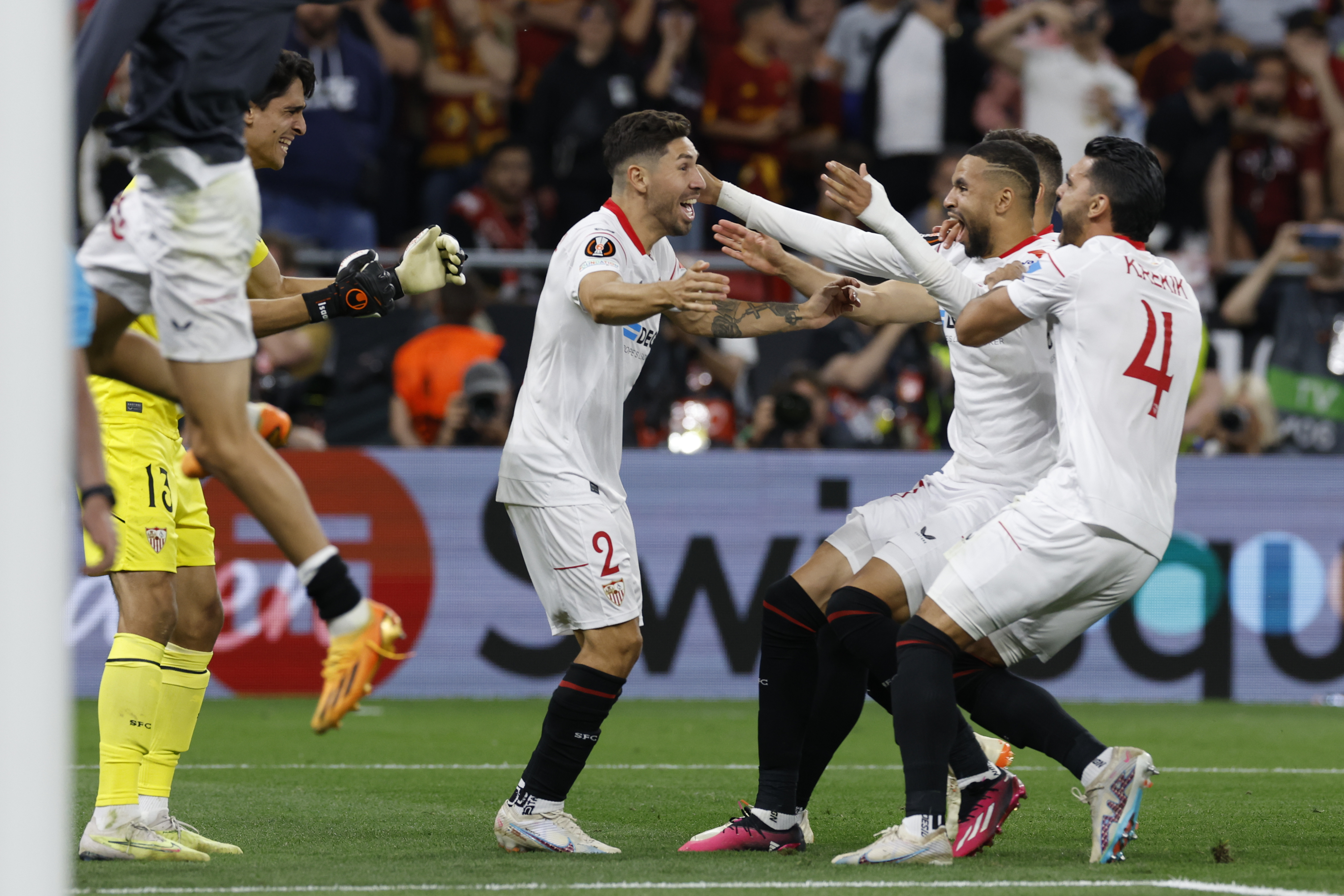 BUDAPEST (HUNGRÍA), 31/05/2023.- Los jugadores del Sevilla celebran el último gol conseguido en la tanda de penaltis para proclamarse campeones de la Europa League en el encuentro que han disputado este miércoles frente a la Roma en el Puskas Arena de Budapest (Hungría). EFE/ Julio Muñoz.