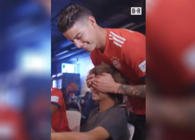 James Rodríguez sorprende a un hincha del Bayern Múnich