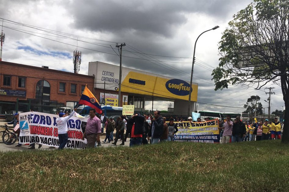 Camioneros bloquearon por varios minutos vías del occidente de Bogotá