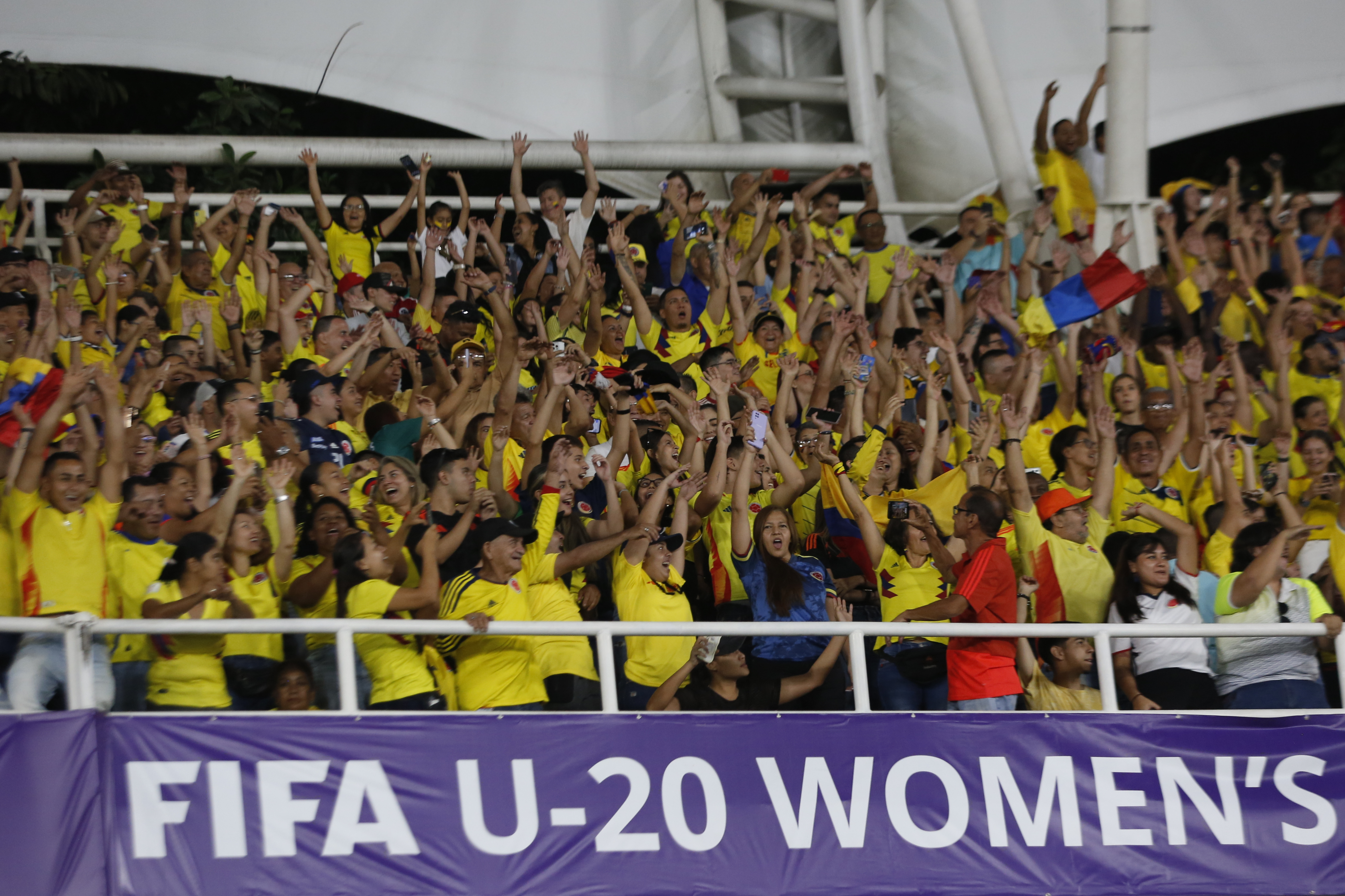 AMDEP6937. CALI (COLOMBIA), 11/09/2024.- Aficionados de Colombia animan este miércoles, en un partido de los octavos de final de la Copa Mundial Femenina sub-20 entre las selecciones de Colombia y Corea del Sur en el estadio Pascual Guerrero en Cali (Colombia). EFE/ Ernesto Guzmán Jr.