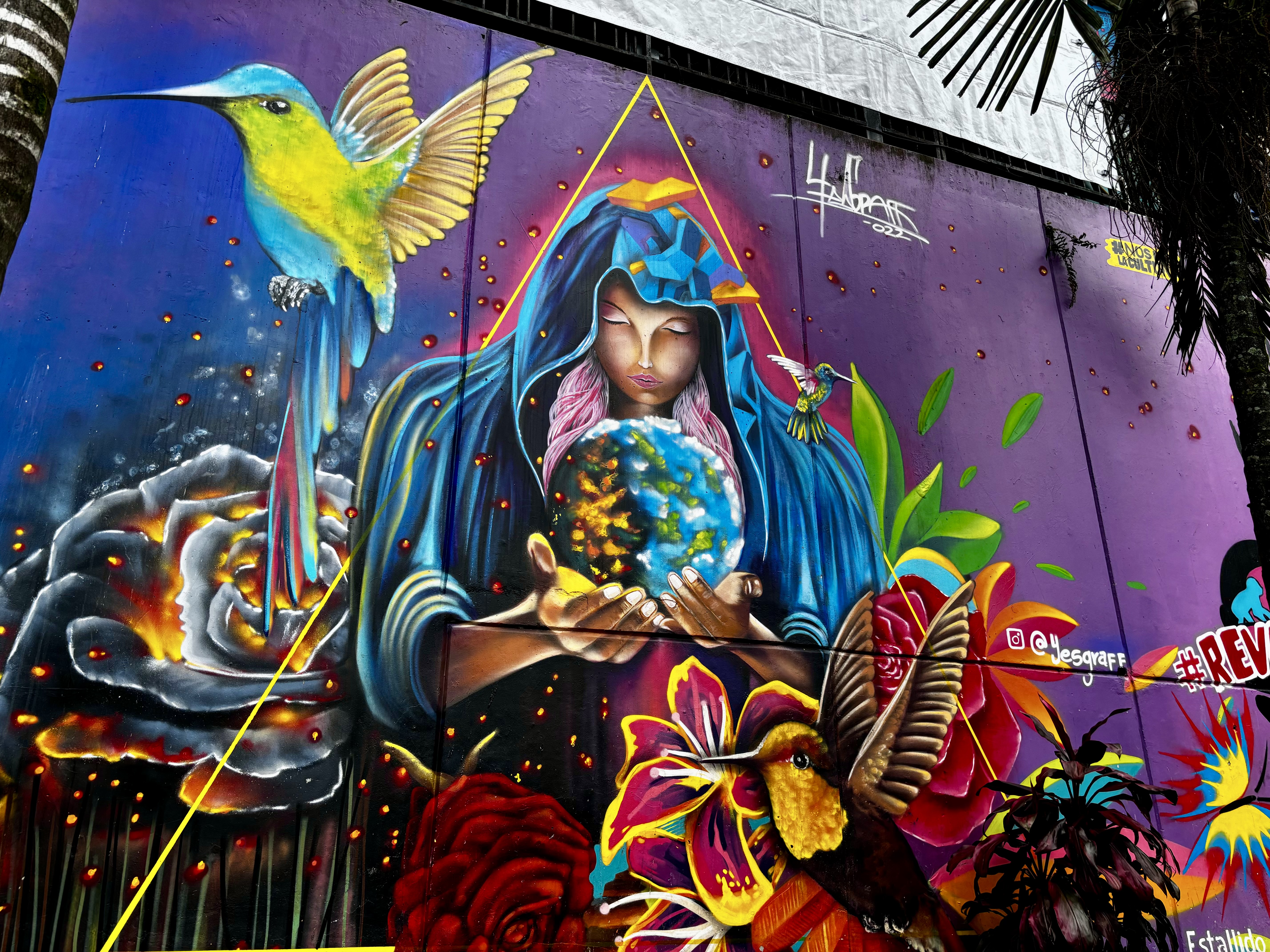 La Comuna 13 de Medellín sorprende por su historia de resiliencia y transformación social.