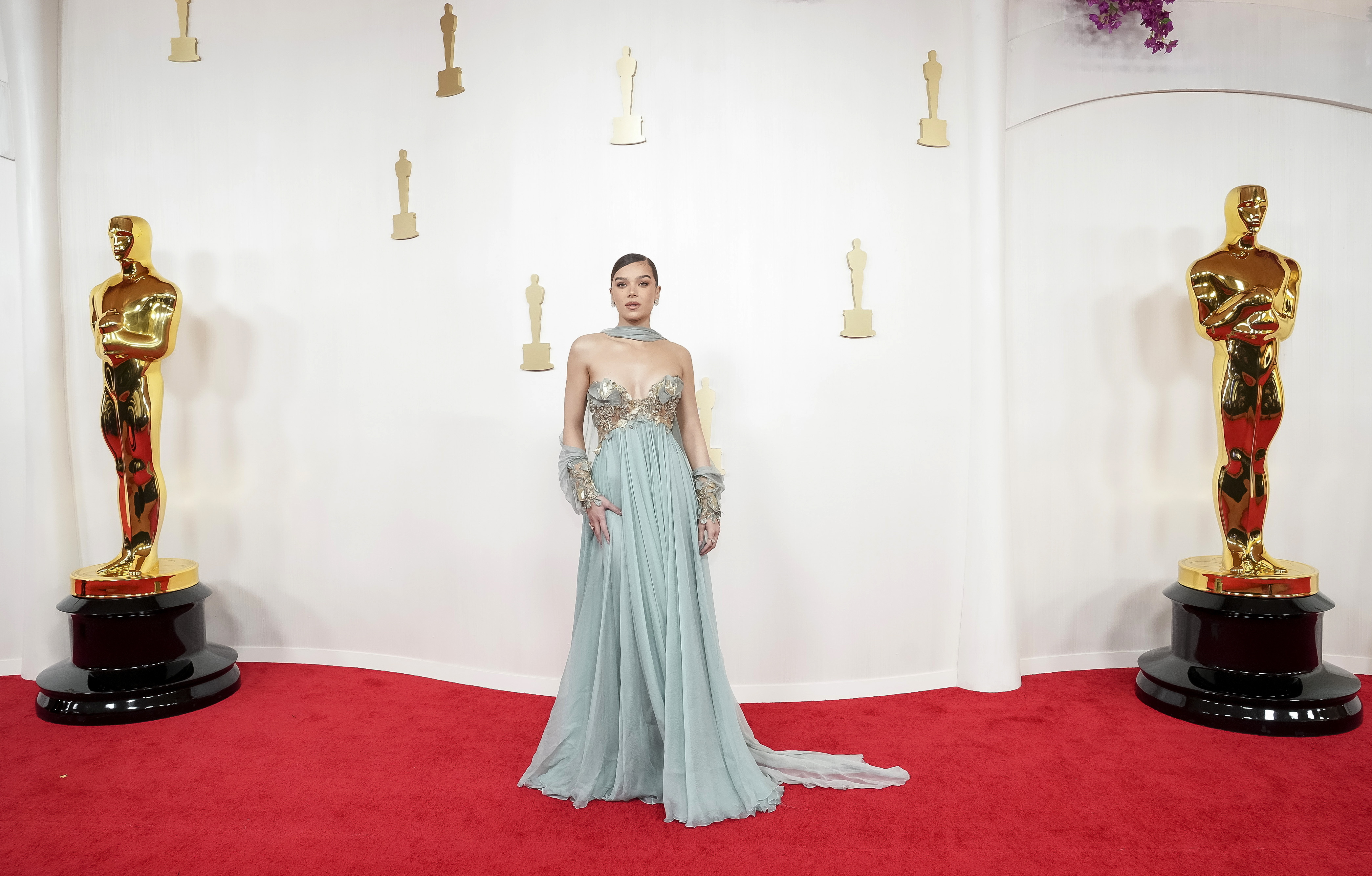 Los Angeles (United States), 10/03/2024.- Hailee Steinfeld arrives for the 96th annual Academy Awards ceremony at the Dolby Theatre in the Hollywood neighborhood of Los Angeles, California, USA, 10 March 2024. The Oscars are presented for outstanding individual or collective efforts in filmmaking in 23 categories. EFE/EPA/ALLISON DINNER