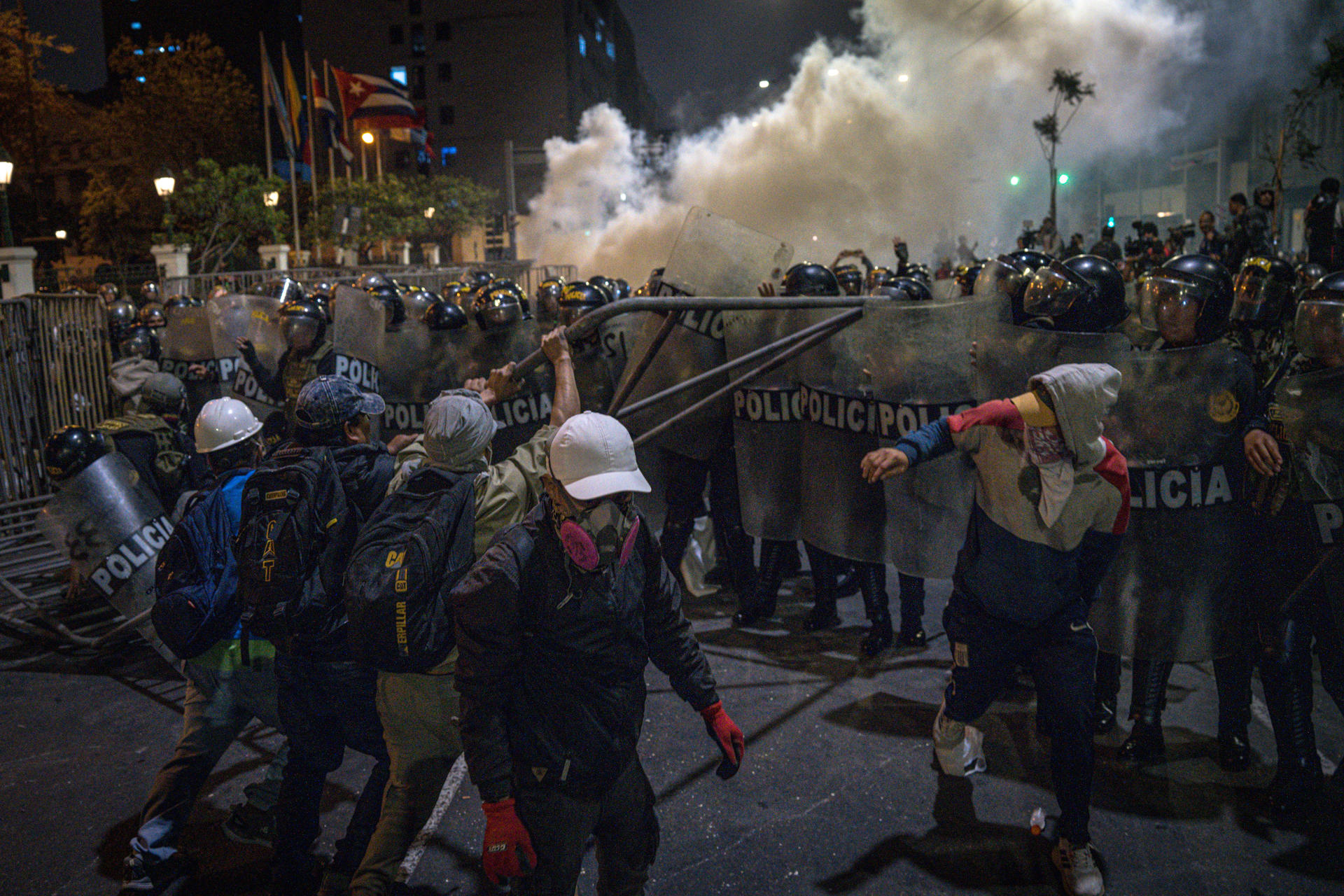 AME8421. LIMA (PERÚ), 15/10/2025.- Manifestantes se enfrentan con integrantes de la Policía de Perú durante una protesta este miércoles, en Lima (Perú). Miles de personas, principalmente jóvenes de la generación Z y gremios de trabajadores, se han unido a las movilizaciones de protesta convocadas en Lima y otras ciudades de Perú en rechazo al gobierno del presidente José Jerí y al Parlamento, en medio de un clima de inseguridad y criminalidad en el país. EFE/ John Reyes Mejia
