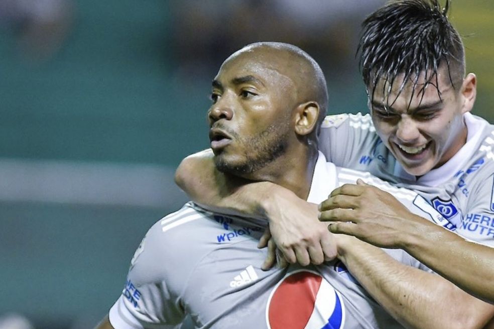 Diego Erazo celebra su gol con Daniel Ruíz.