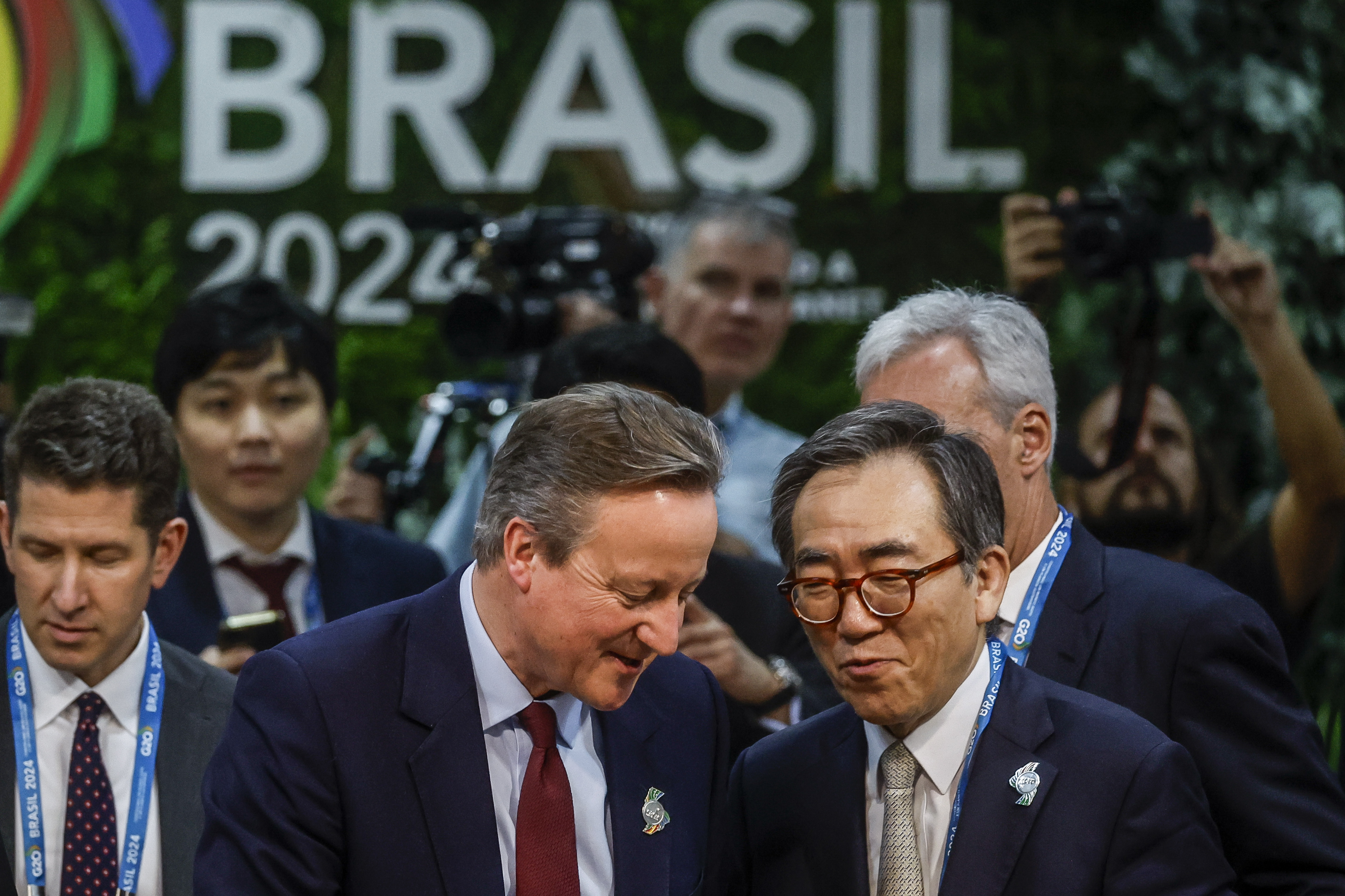 AME1071. RÍO DE JANEIRO (BRASIL), 21/02/2024.- David Cameron (i), ministro de Asuntos Exteriores del Reino Unido, conversa con el ministro de Asuntos Exteriores de Corea de Sur, Cho Tae-yul, durante la inauguración de la reunión de ministros de Exteriores del G20 este miércoles, en Río de Janeiro (Brasil). La reunión de ministros de Exteriores del G20, foro compuesto por las mayores economías del mundo, comenzó este miércoles en Río de Janeiro Con un llamado de Brasil a la paz y a la cooperación. La reunión se extenderá hasta el jueves cuando los cancilleres enfocarán las discusiones en la reforma de los organismos multilaterales, uno de los temas impulsados por Brasil como presidente del foro. EFE/ Antonio Lacerda