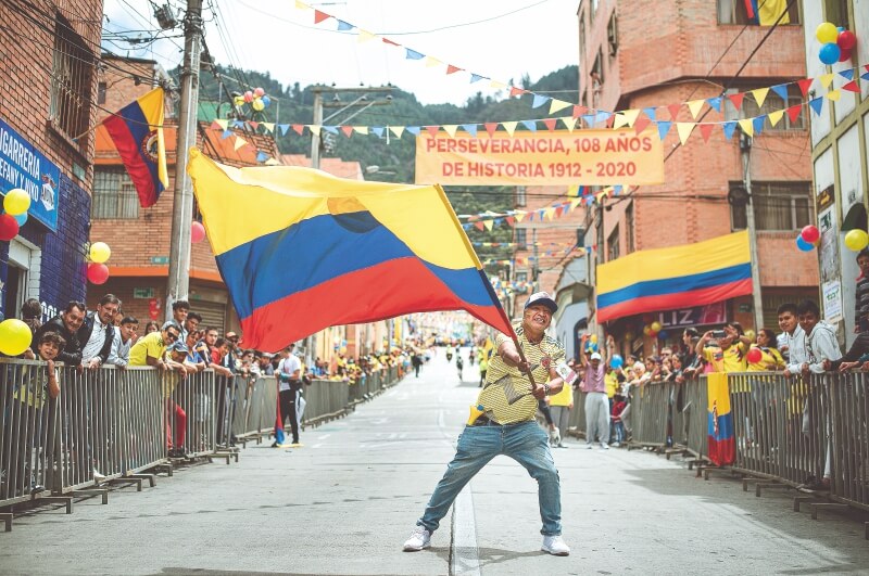 Centenares de personas se agolparon a lado y lado de la calle 32 para recibir la caravana de ciclistas. Ese día hubo fiesta en “La Perse”.’ / Juan Felipe Rubio