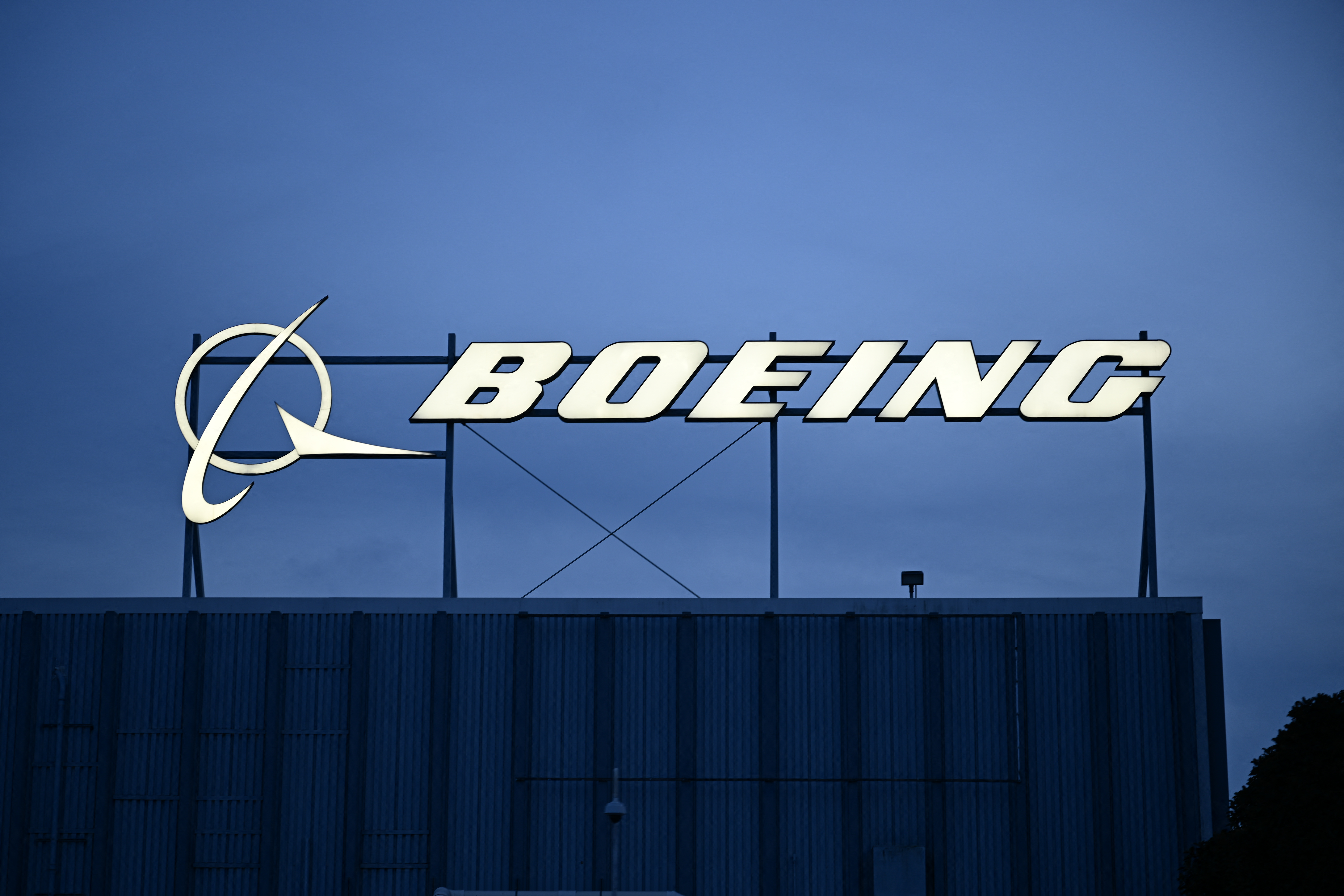 Boeing y los maquinistas en huelga reanudarán negociaciones tras estancamiento