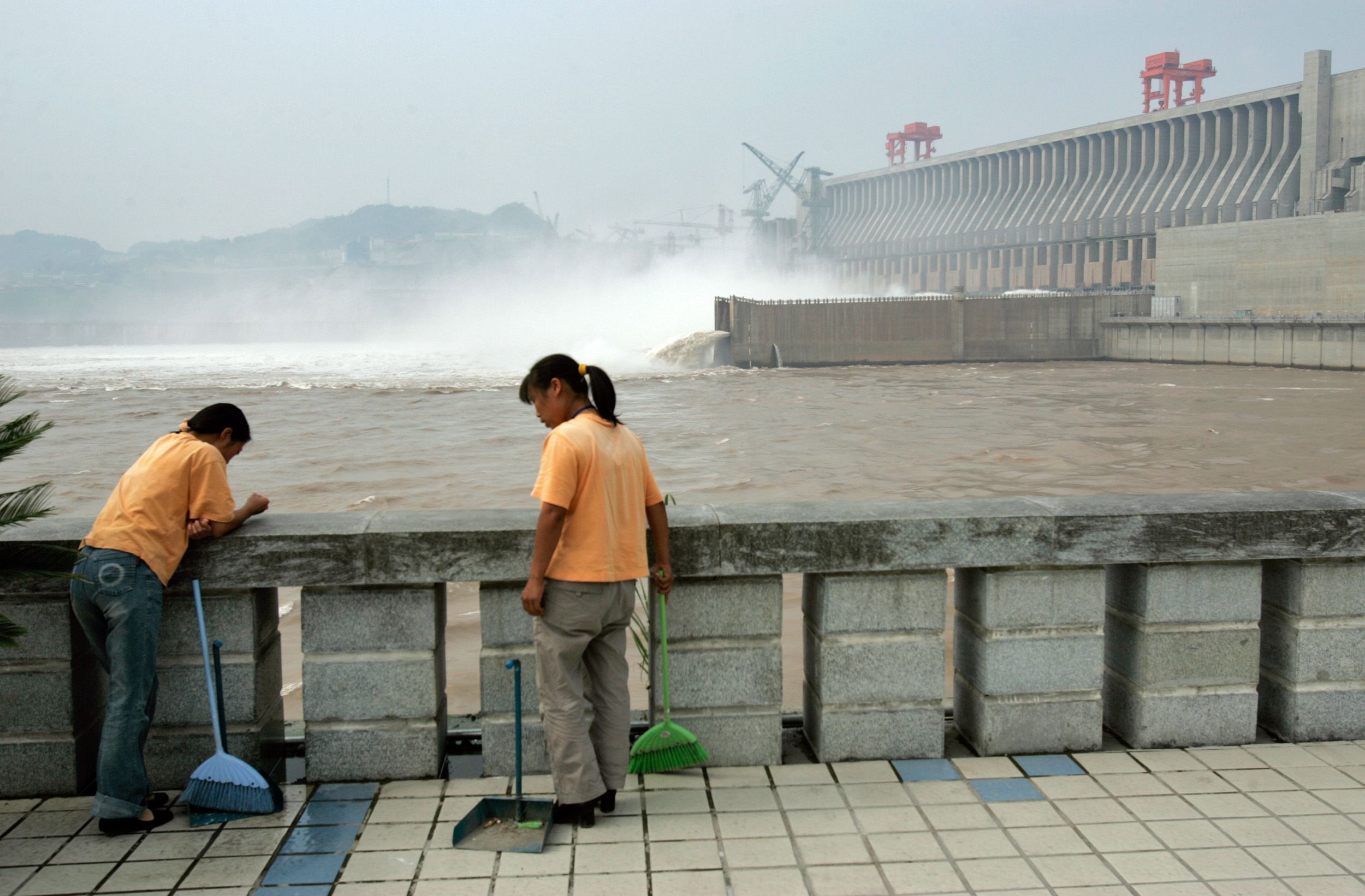 Trabajadores se ven en esta imagen de 2004 al lado de la represa de las Tres Gargantas, la central hidroeléctrica más grande del mundo.