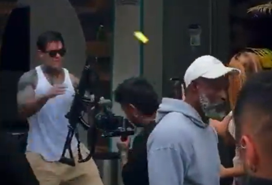 Imagen del video en el que se evidencia al influencer Yeferson Cossio manipulando un arma de dotación de la Policía.