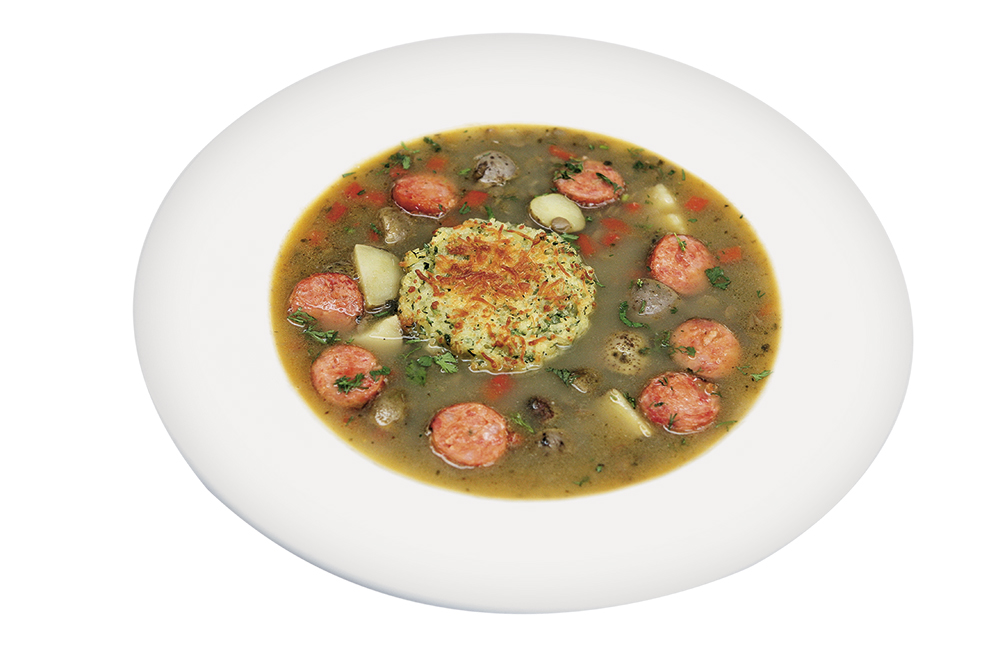 Sopa de lentejas con chorizo de ternera y galletas de arroz