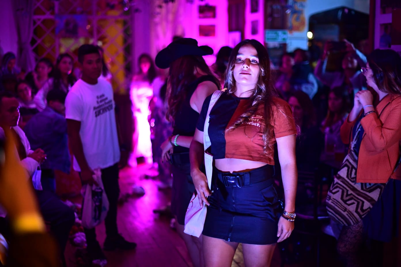 Hilos de Paz fue creado por 28 integrantes de la Asociación de Mujeres del centro poblado Georgina Ortiz para impulsar la autonomía de las mujeres. Ahora en la legalidad, las exguerrilleras no quieren quedarse sólo en los trabajos de cuidado y se han asociado para sacar adelante proyectos productivos propios.