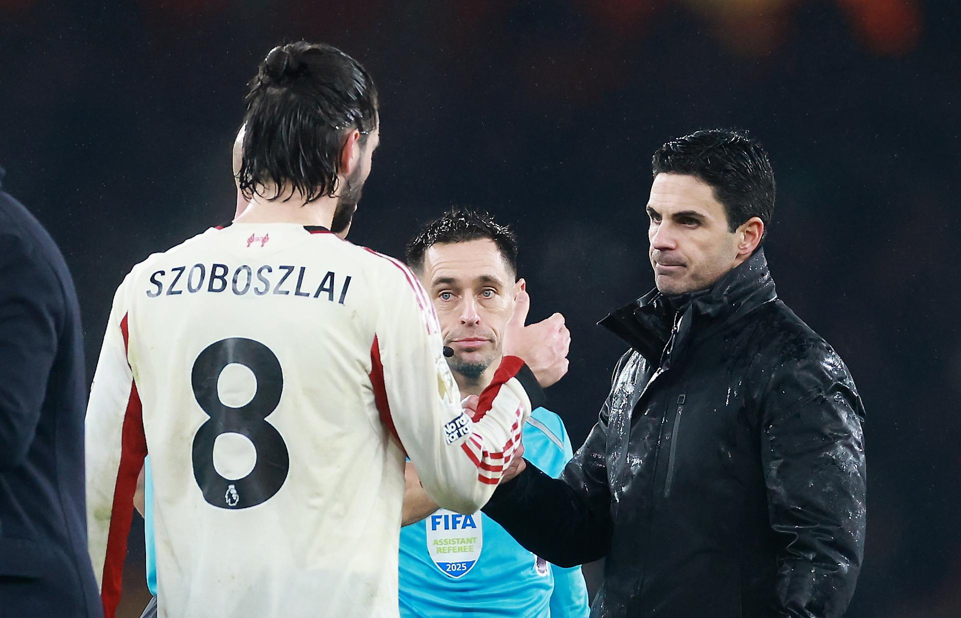 LONDON (United Kingdom), 08/01/2026.- Dominik Szoboszlai (L) of Liverpool shakes hands with Arsenal manager Mikel Arteta during the English Premier League match between Arsenal FC and Liverpool FC, in London, Britain, 08 January 2026. (Reino Unido, Londres) EFE/EPA/NEIL HALL
