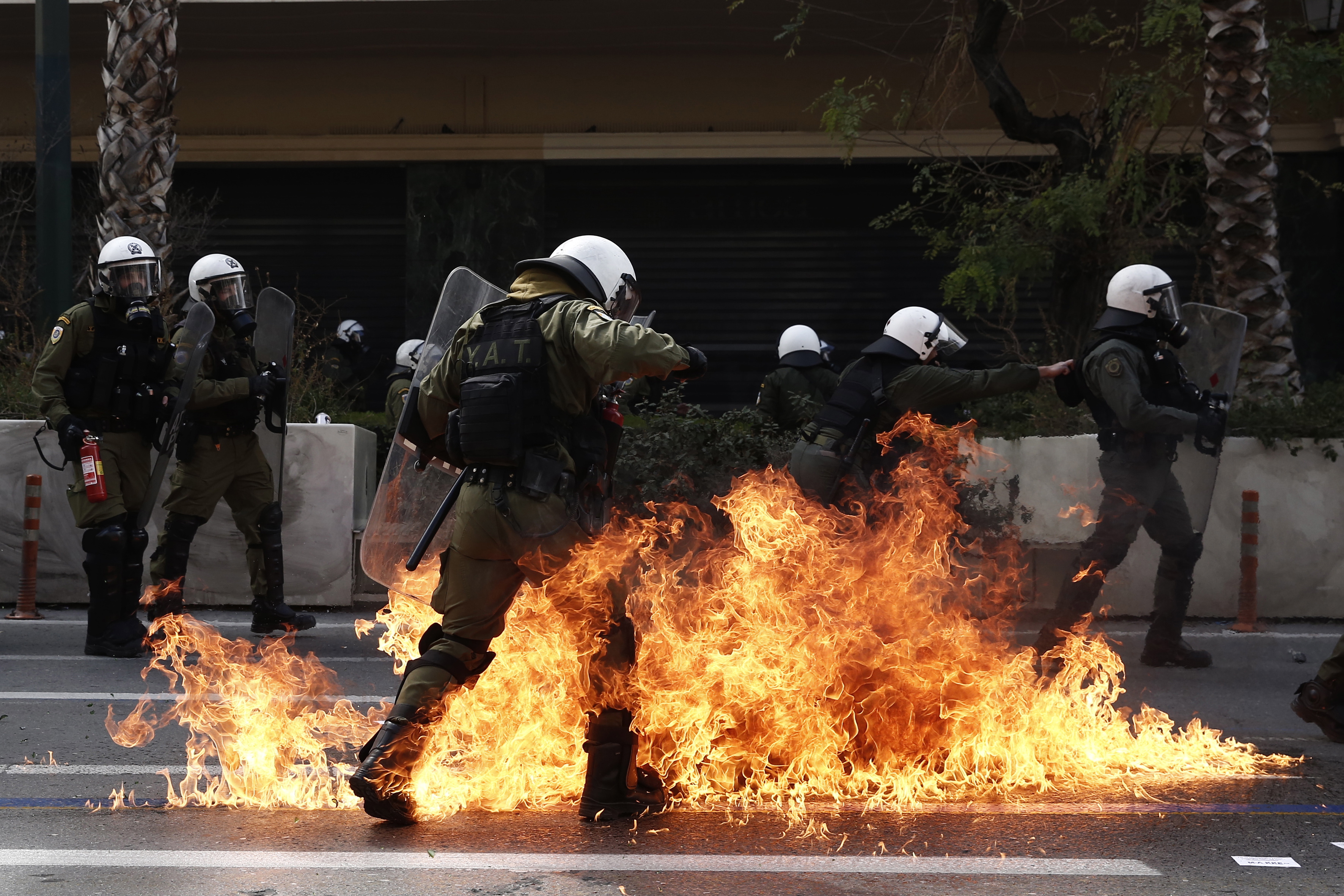 -FOTODELDÍA- ATENAS, 16/03/2023.- Policías antidisturbios intentan en medio del fuego provocado por manifestantes durante unos disturbios tras una manifestación convocada con motivode reciente accidente ferroviario en Grecia, este jueves en Atenas. Sindicatos griegos han convocado un paro de 24 horas en todo el país para pedir responsabilidades a los implicados en la colisión ferroviaria del 28 de febrero. EFE/YANNIS KOLESIDIS