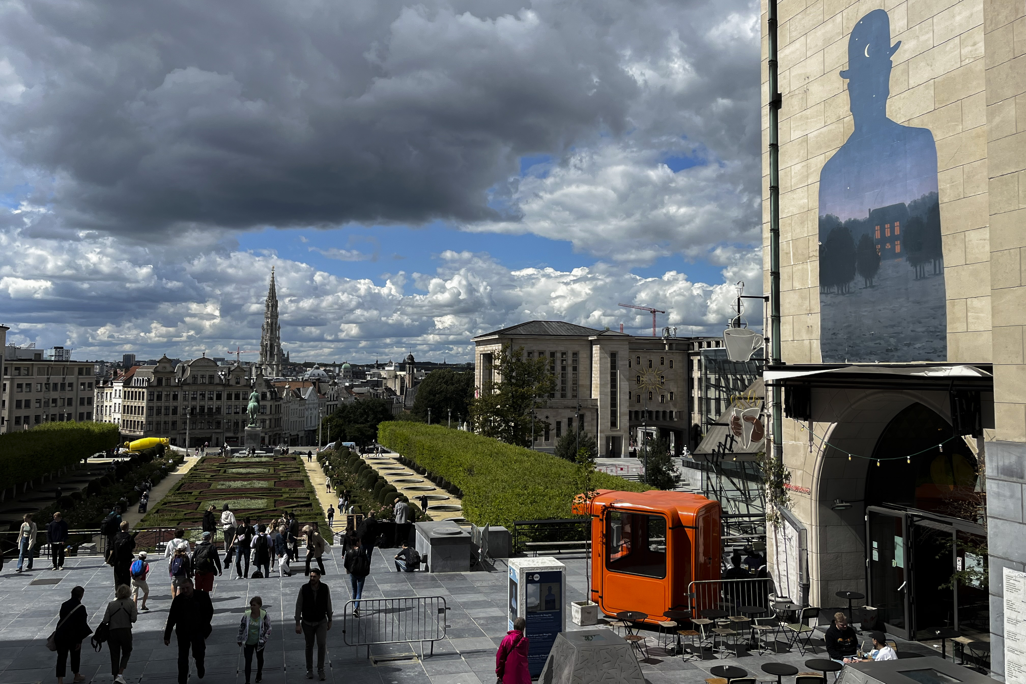 Magritte cumple 125 años de su nacimiento engalanando Bruselas con murales de sus cuadros