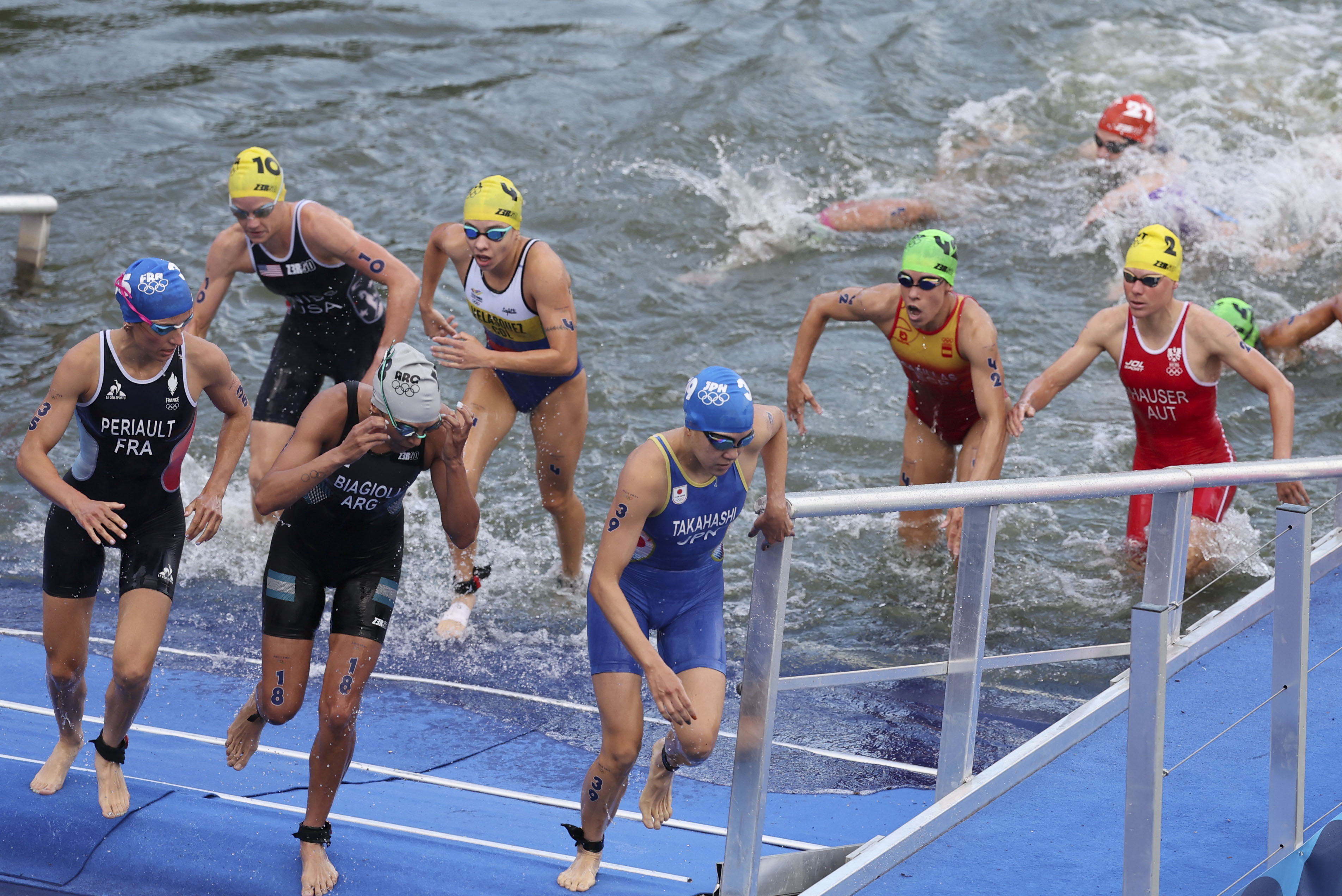 PARÍS, 31/07/2024.- (De izq a der) Las triatetas gala Leonie Periault (i), estadouniense Taylor Knibb, argentina Romina Biagioli, colombiana María Carolina Velasques, japonesa Yuko Takahashi, española Miriam Casillas y austriaca Julia Hauser salen del agua mientras disputan la prueba de triatlón femenino de los Juegos Olímpicos de París 2024 este miércoles en París, Francia. EFE/ Miguel Gutiérrez