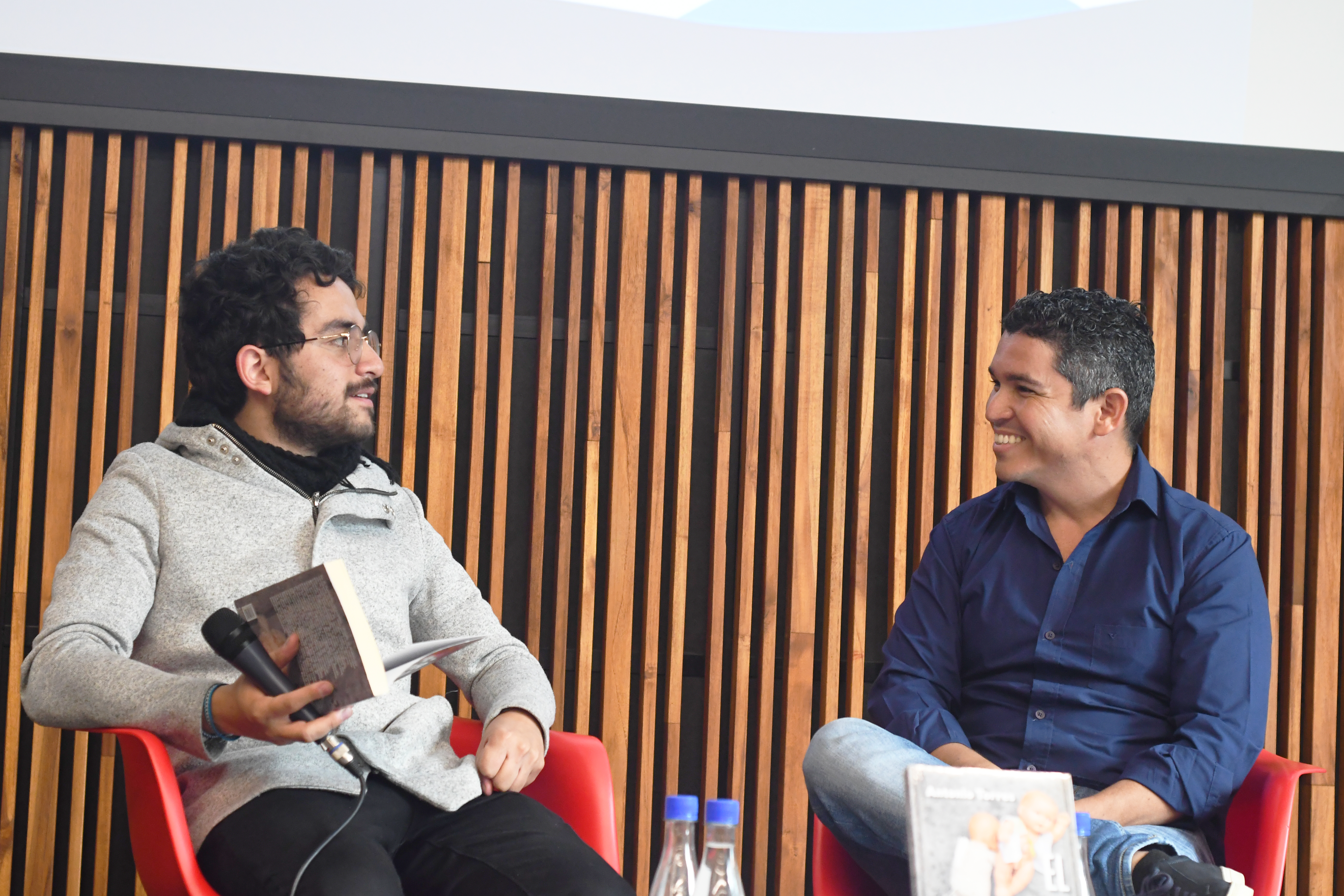 Los escritores y los micrófonos (Letras de feria)