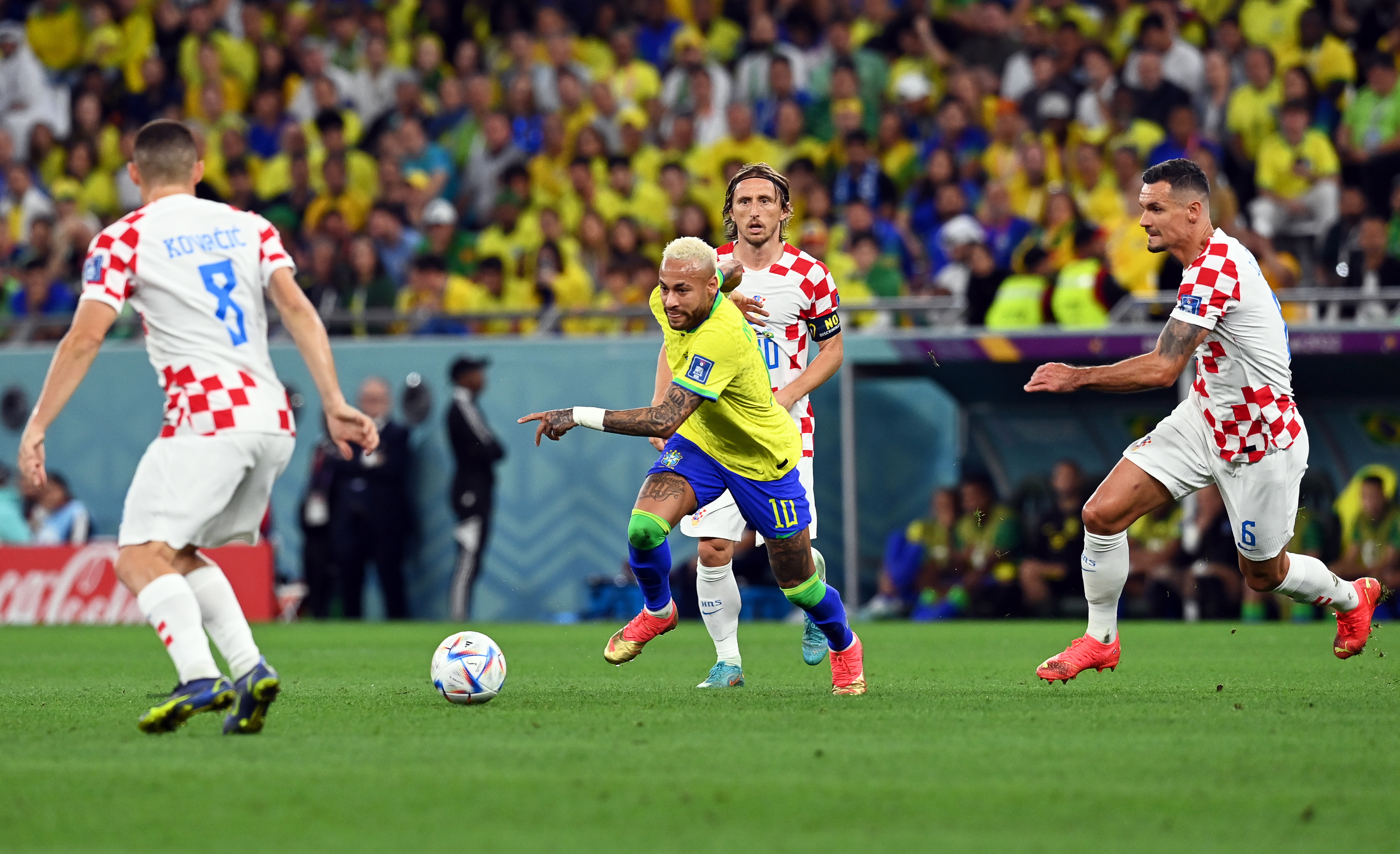 Doha (Qatar), 09/12/2022.- Neymar (C) of Brazil in action during the FIFA World Cup 2022 quarter final soccer match between Croatia and Brazil at Education City Stadium in Doha, Qatar, 09 December 2022. (Mundial de Fútbol, Brasil, Croacia, Catar) EFE/EPA/Georgi Licovski