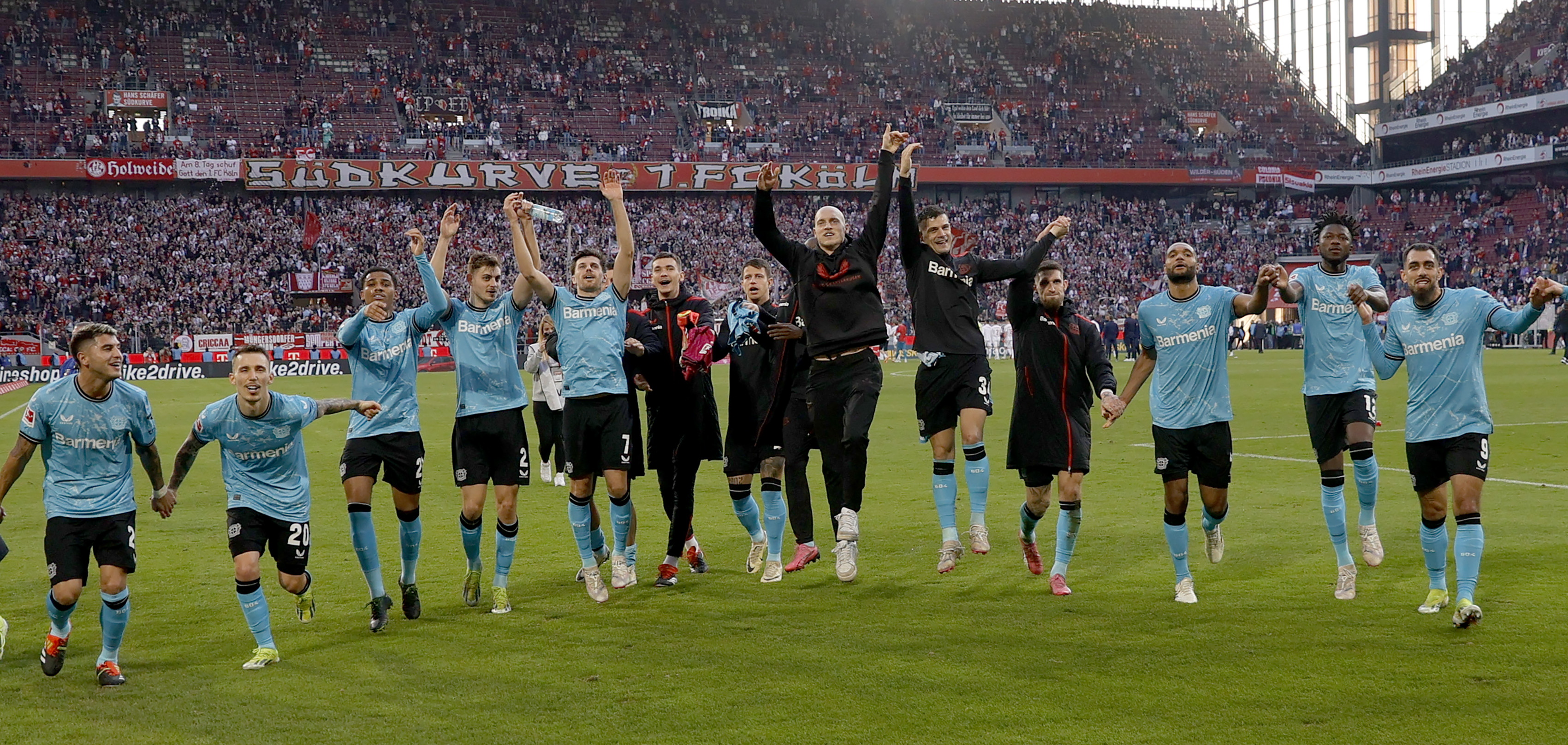 Cologne (Germany), 03/03/2024.- Leverkusen players celebrate after the German Bundesliga soccer match between 1. FC Cologne and Bayer 04 Leverkusen in Cologne, Germany, 03 March 2024. (Alemania, Colonia) EFE/EPA/RONALD WITTEK CONDITIONS - ATTENTION: The DFL regulations prohibit any use of photographs as image sequences and/or quasi-video.