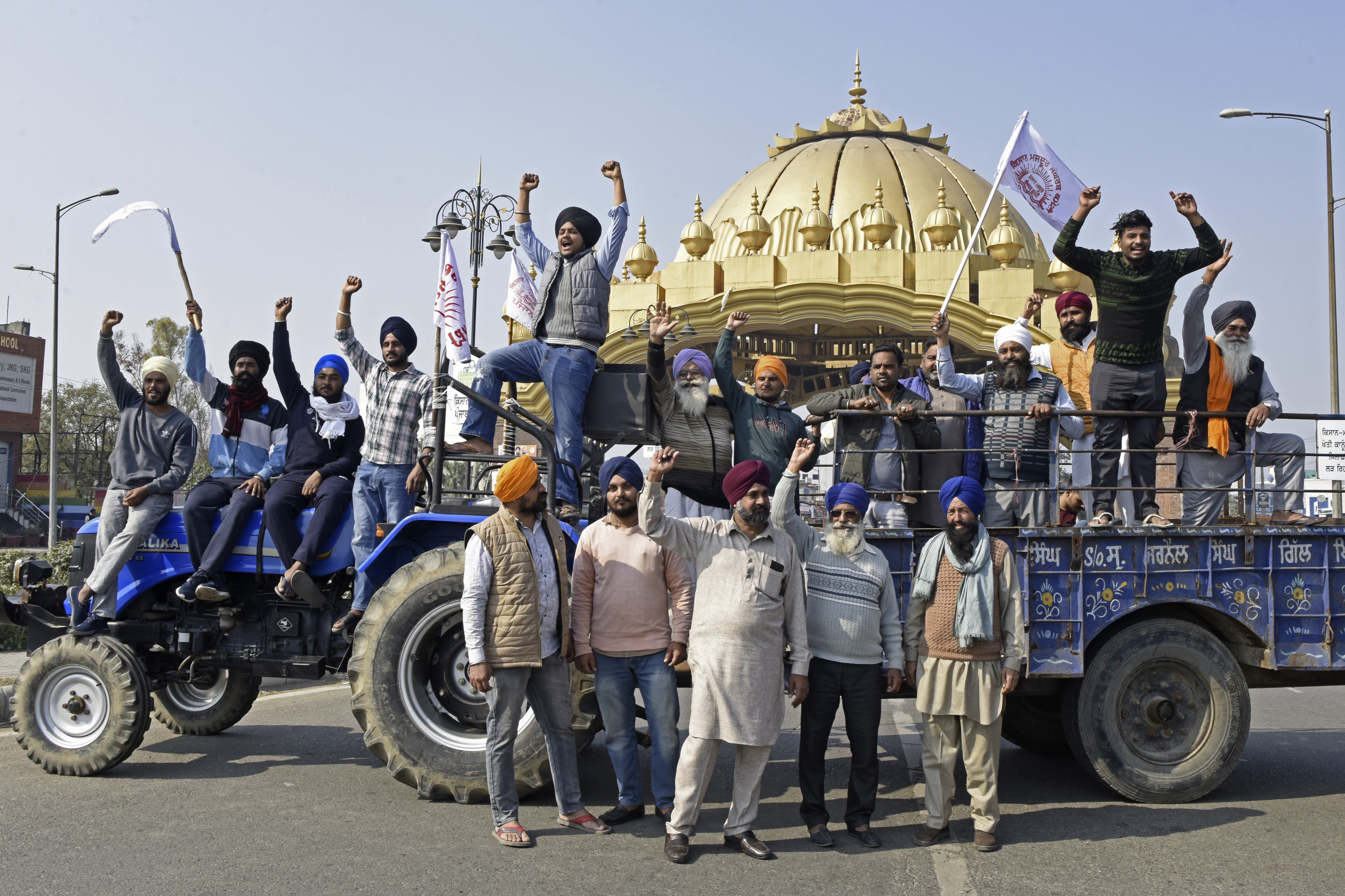 En fotos: protesta campesina en India corta las principales carreteras del país